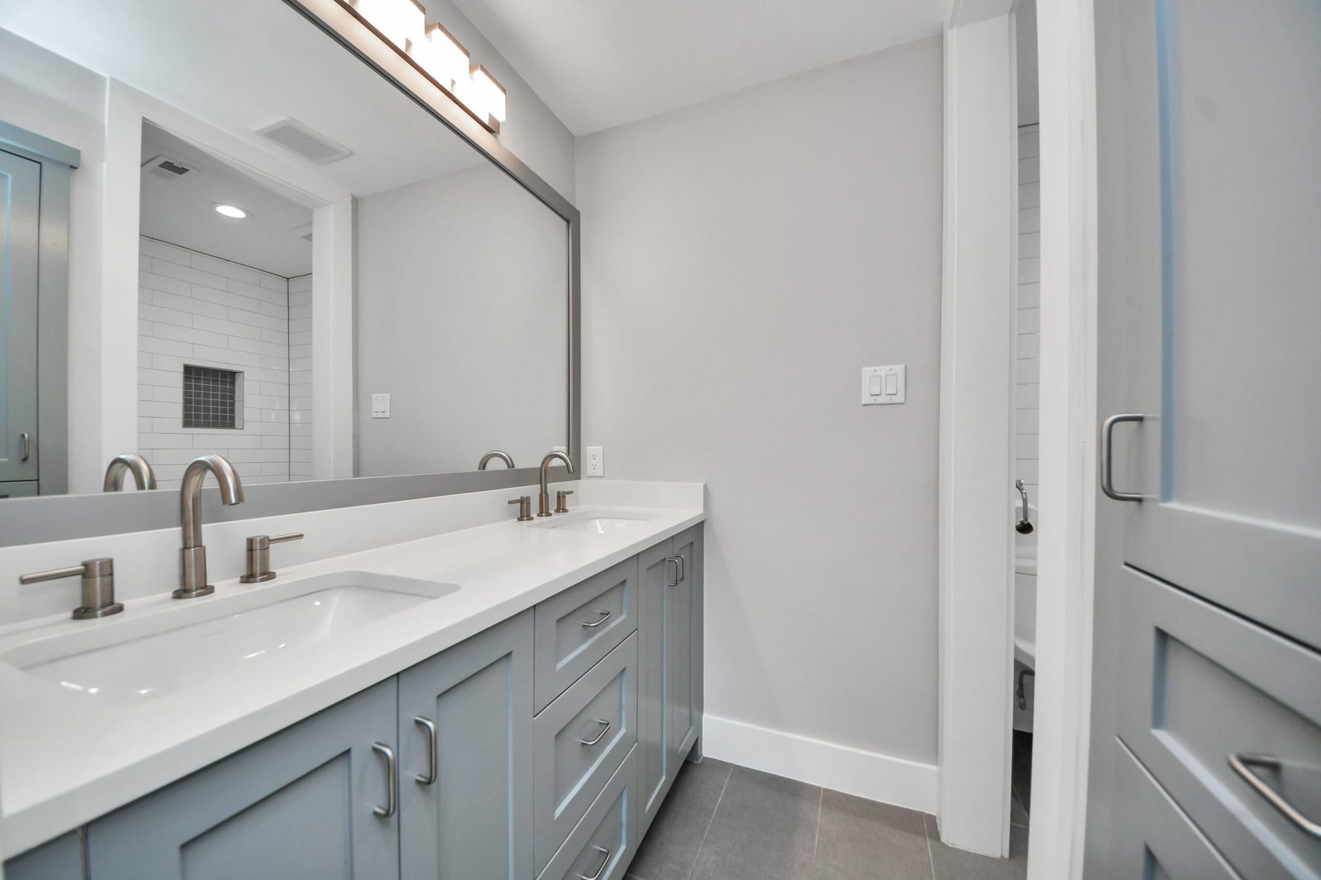 Guest full bathroom