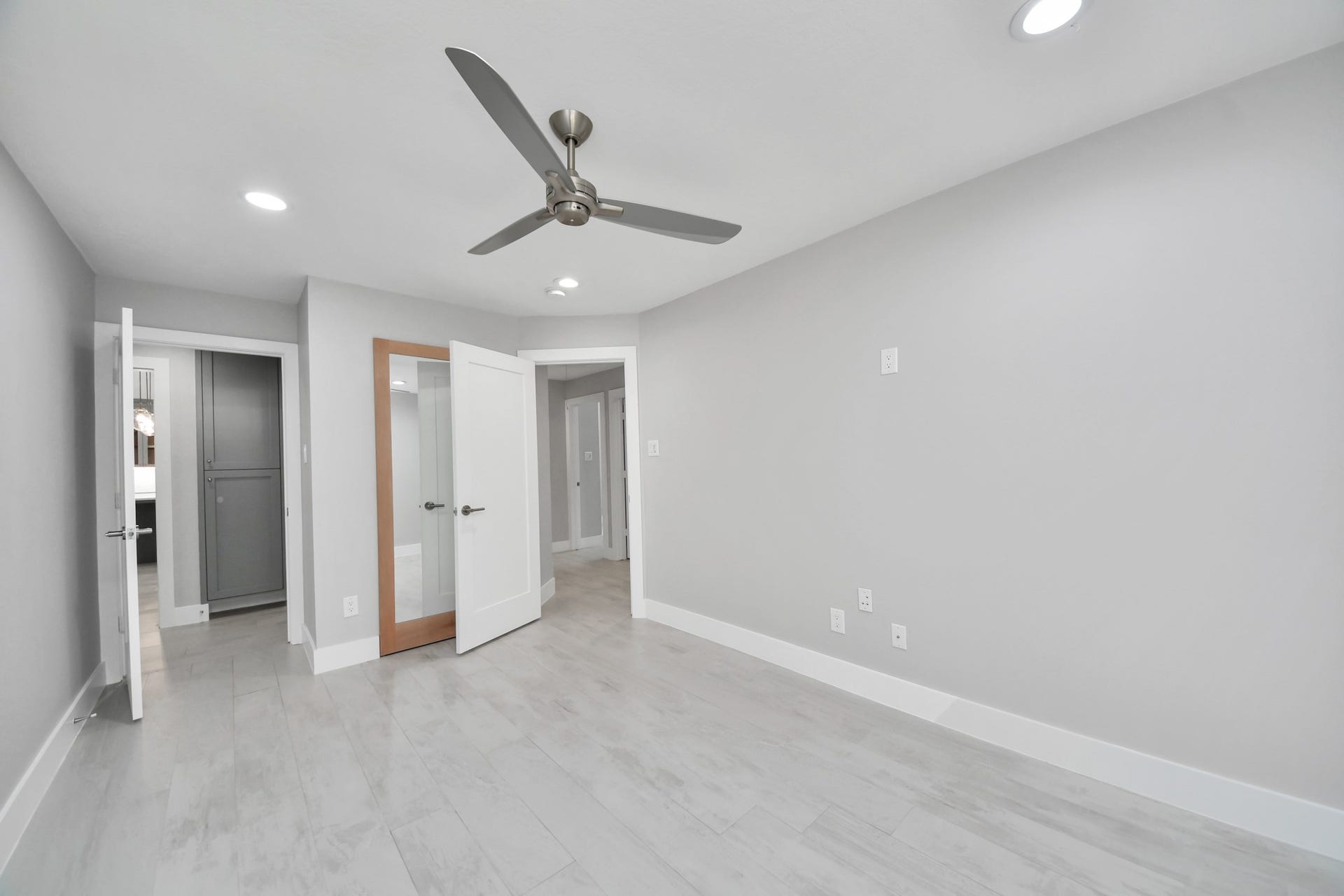 Secondary bedroom, or could be a great place for an office!