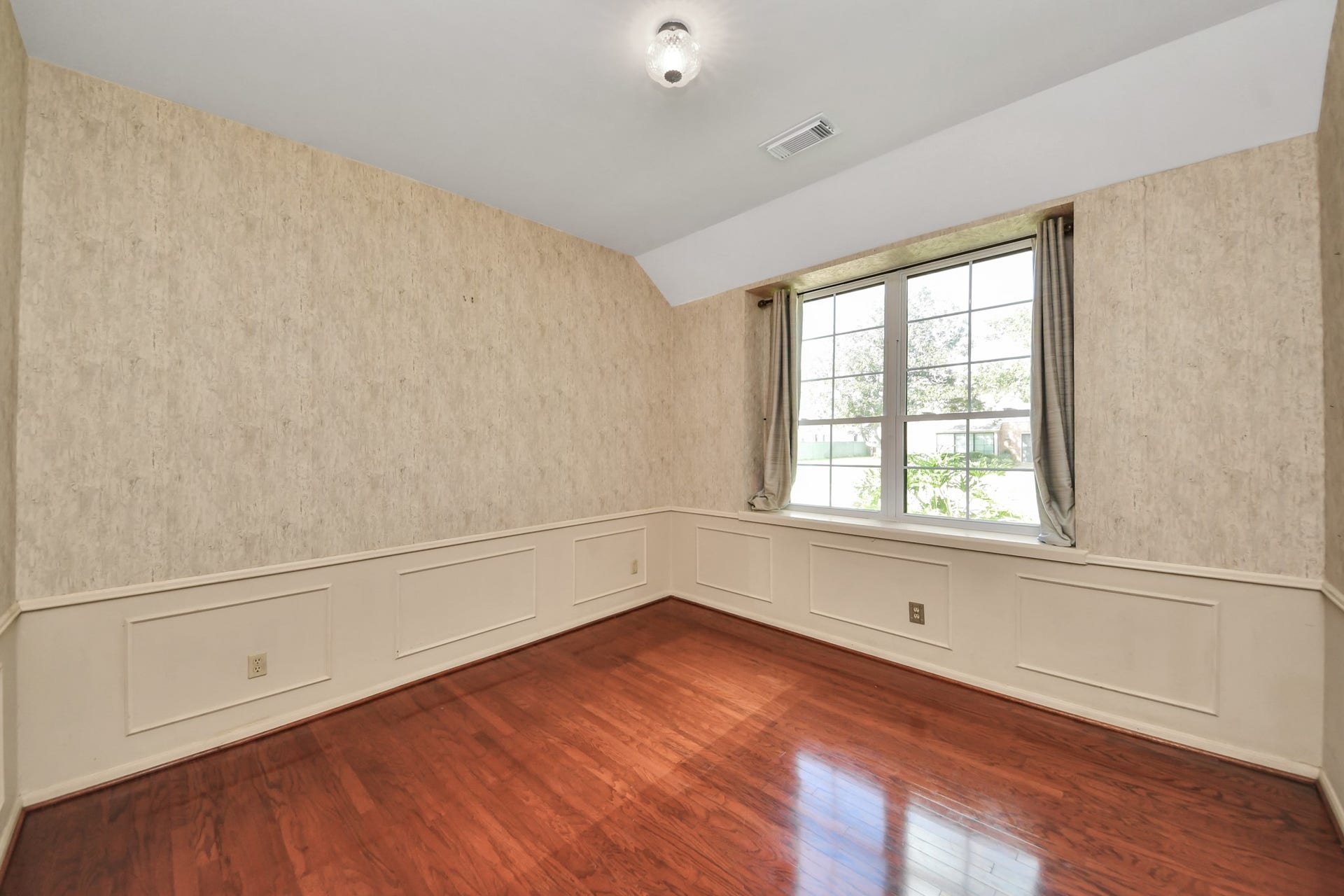 722 Chevy Chase Circle, Sugar Land, TX 77478 Thoughtful architectural details and custom millwork add character you simply dont find in many newer homes.