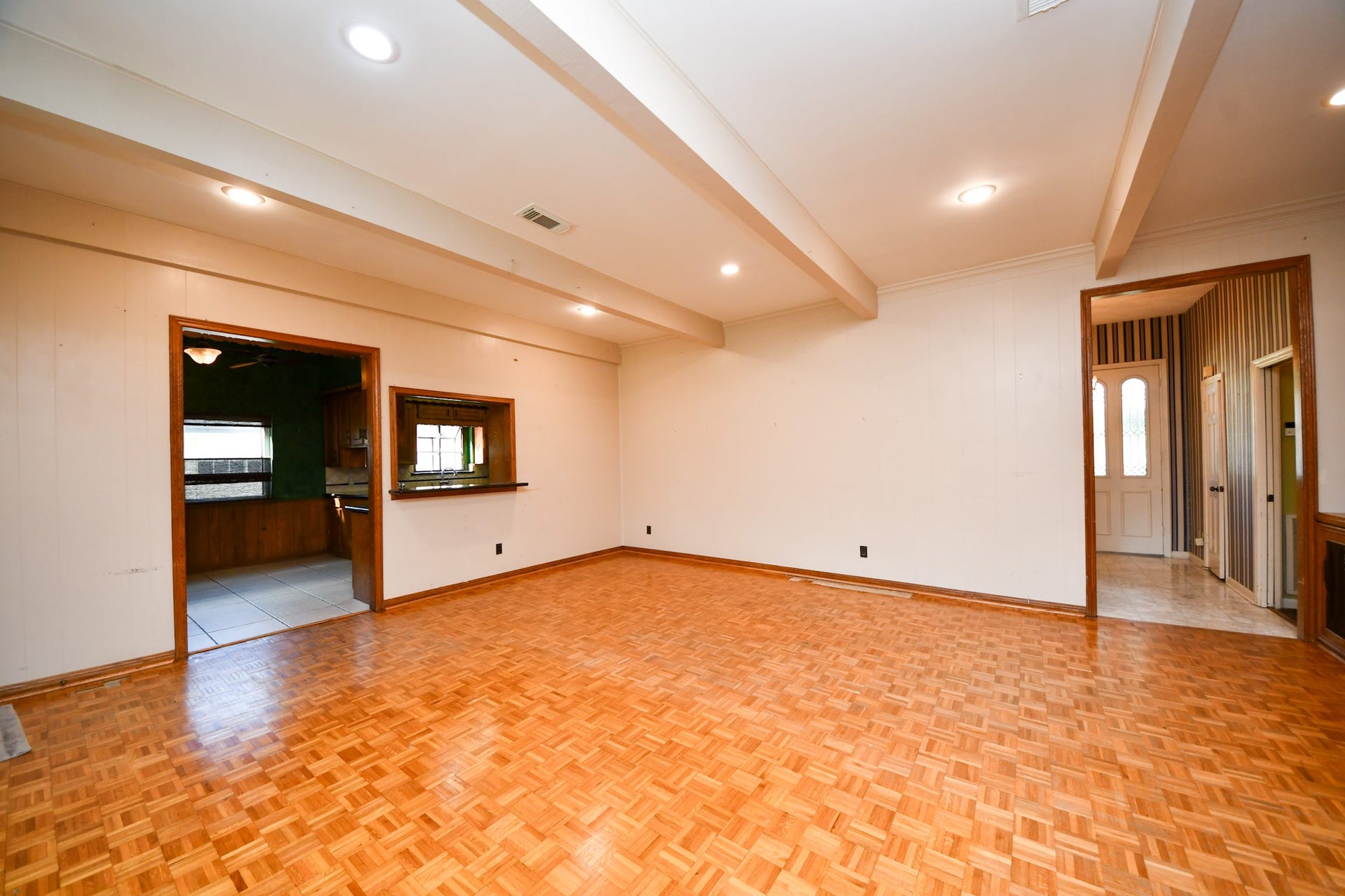722 Chevy Chase Circle, Sugar Land, TX 77478 Great scale, 10' ceilings and a functional layout provide an excellent foundation for your own aesthetic updates.