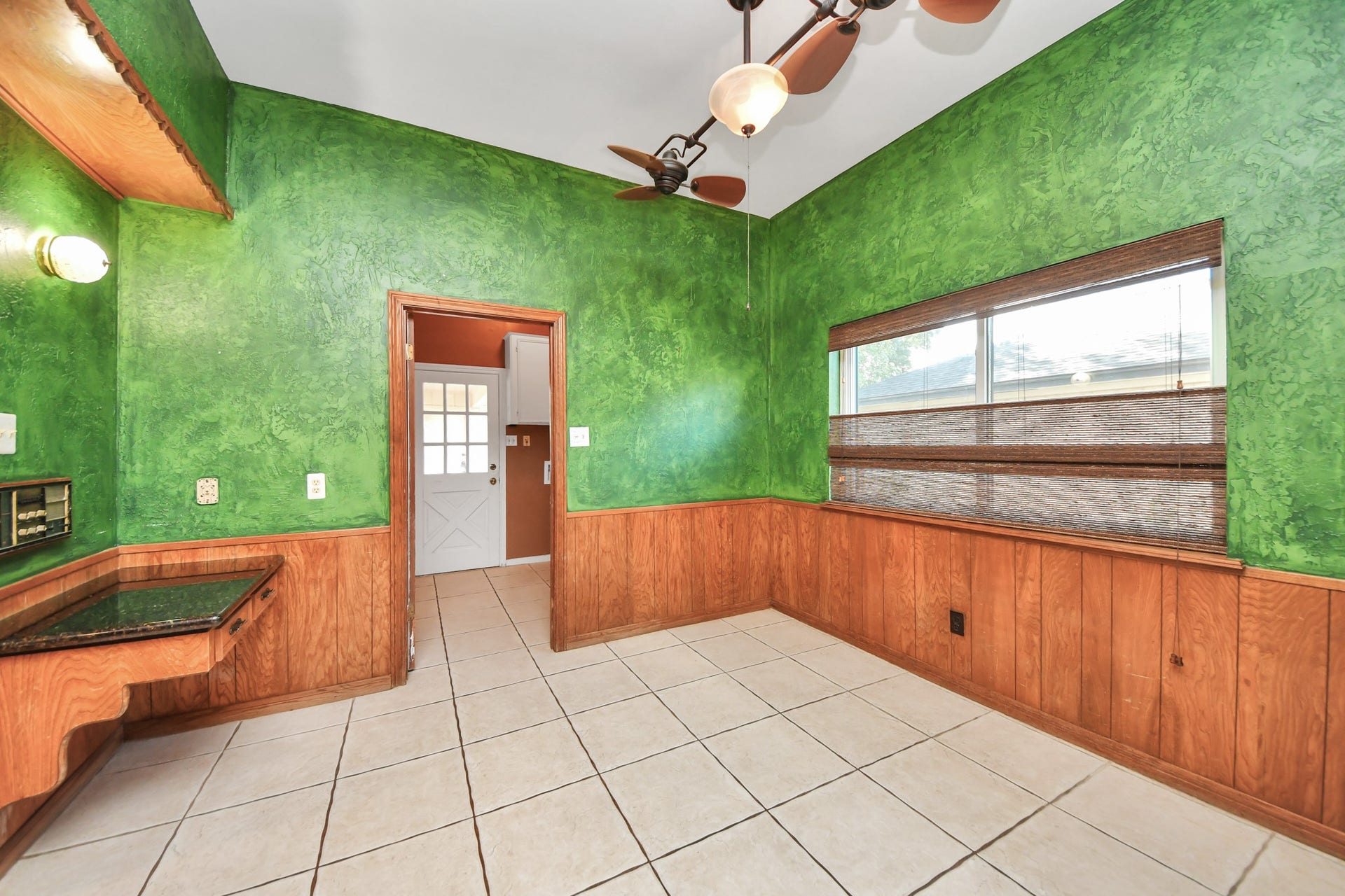722 Chevy Chase Circle, Sugar Land, TX 77478 Generous breakfast room with built-in desk area. Perfect for sorting mail, homework, etc. - or remove it for a modern aesthetic.