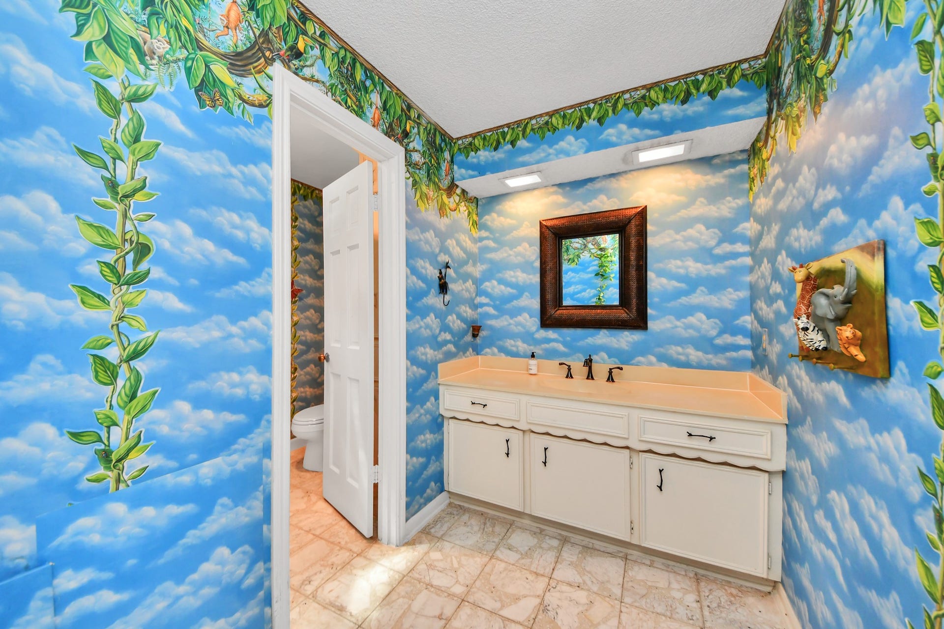 722 Chevy Chase Circle, Sugar Land, TX 77478 Another guest full bath up adds a playful touch along with a long vanity and plenty of storage. Great space here. Reconfigure the SF and make a fabulous en suite!