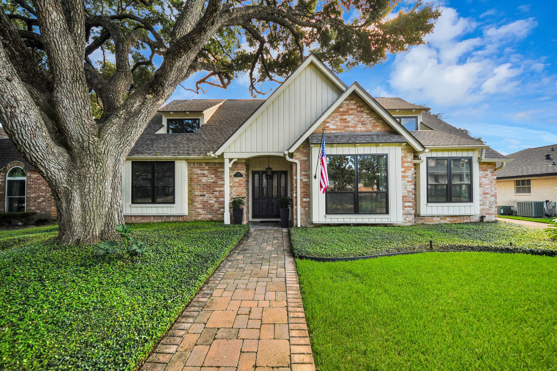 722 Chevy Chase Circle, Sugar Land, TX 77478 Welcome to Chevy Chase! A charming Sugar Creek home on one of the neighborhoods favorite streetsknown for parade routes, trick-or-treating and holiday spirit.