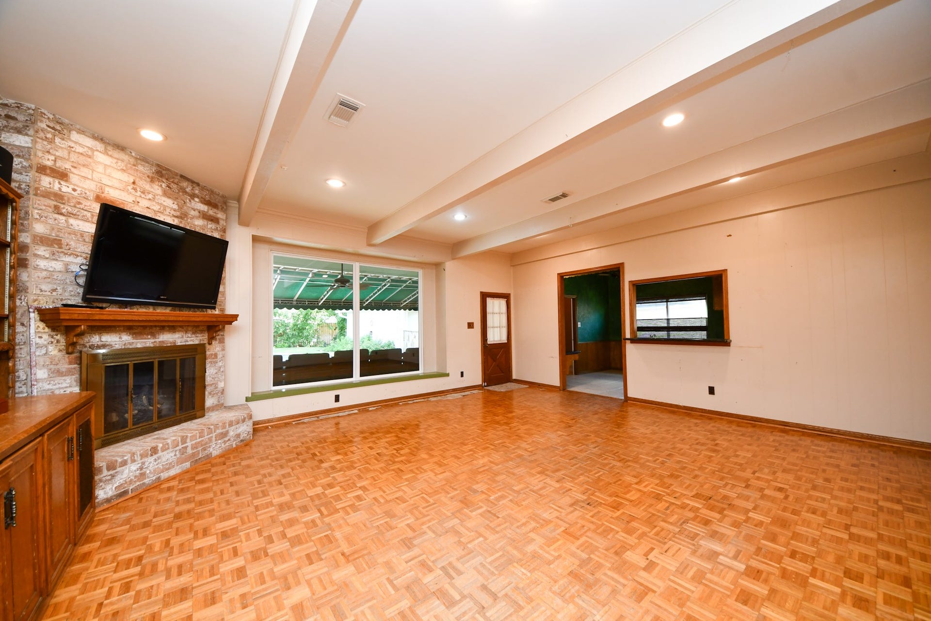 722 Chevy Chase Circle, Sugar Land, TX 77478 Spacious family room with beamed ceiling, brick fireplace and an abundance of room to reimagine the space.