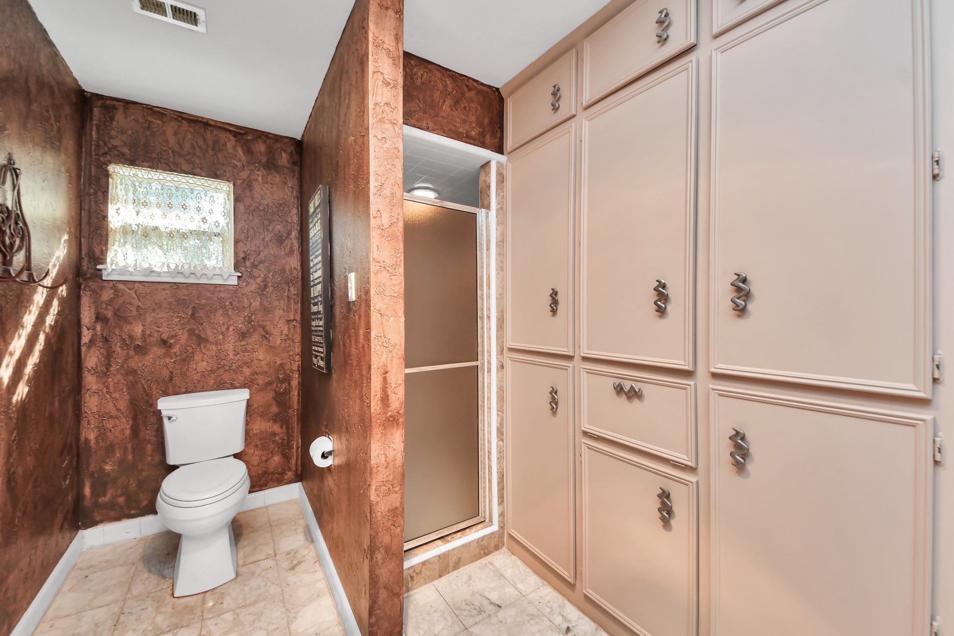 722 Chevy Chase Circle, Sugar Land, TX 77478 Built-in cabinetry provides exceptional storage in the secondary bathanother example of the thoughtful storage found throughout the home.