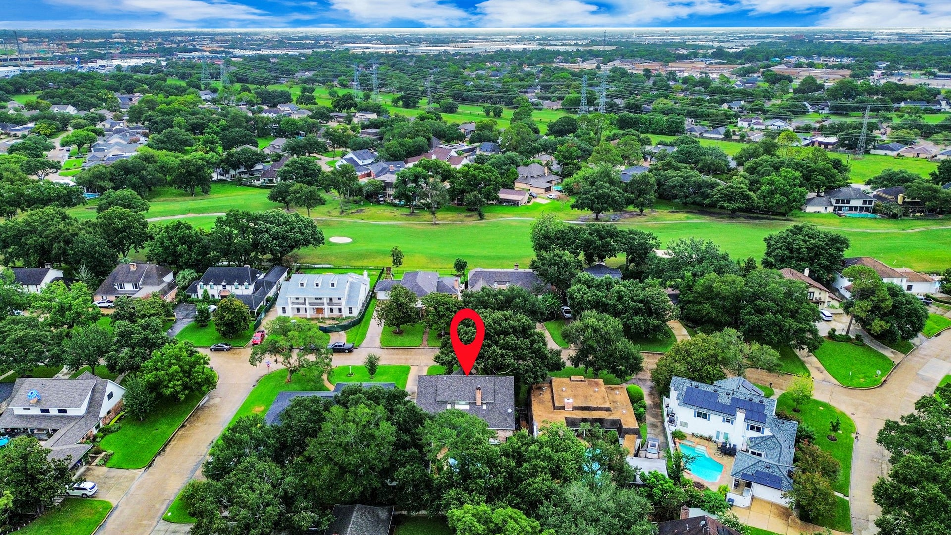 722 Chevy Chase Circle, Sugar Land, TX 77478 Aerial view shows proximity to the golf course. Walk to the club or enjoy neighborhood amenities including a fabulous park, playground and pool!