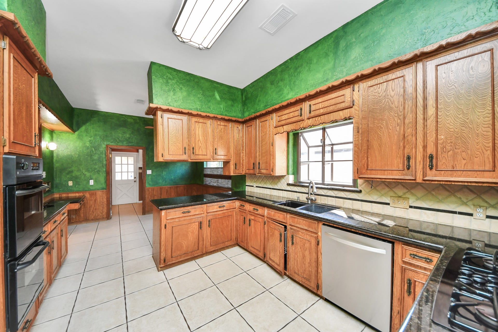 722 Chevy Chase Circle, Sugar Land, TX 77478 Storage, storage, storage! Extensive cabinetry and counter space create a fantastic starting point for an updated kitchen.