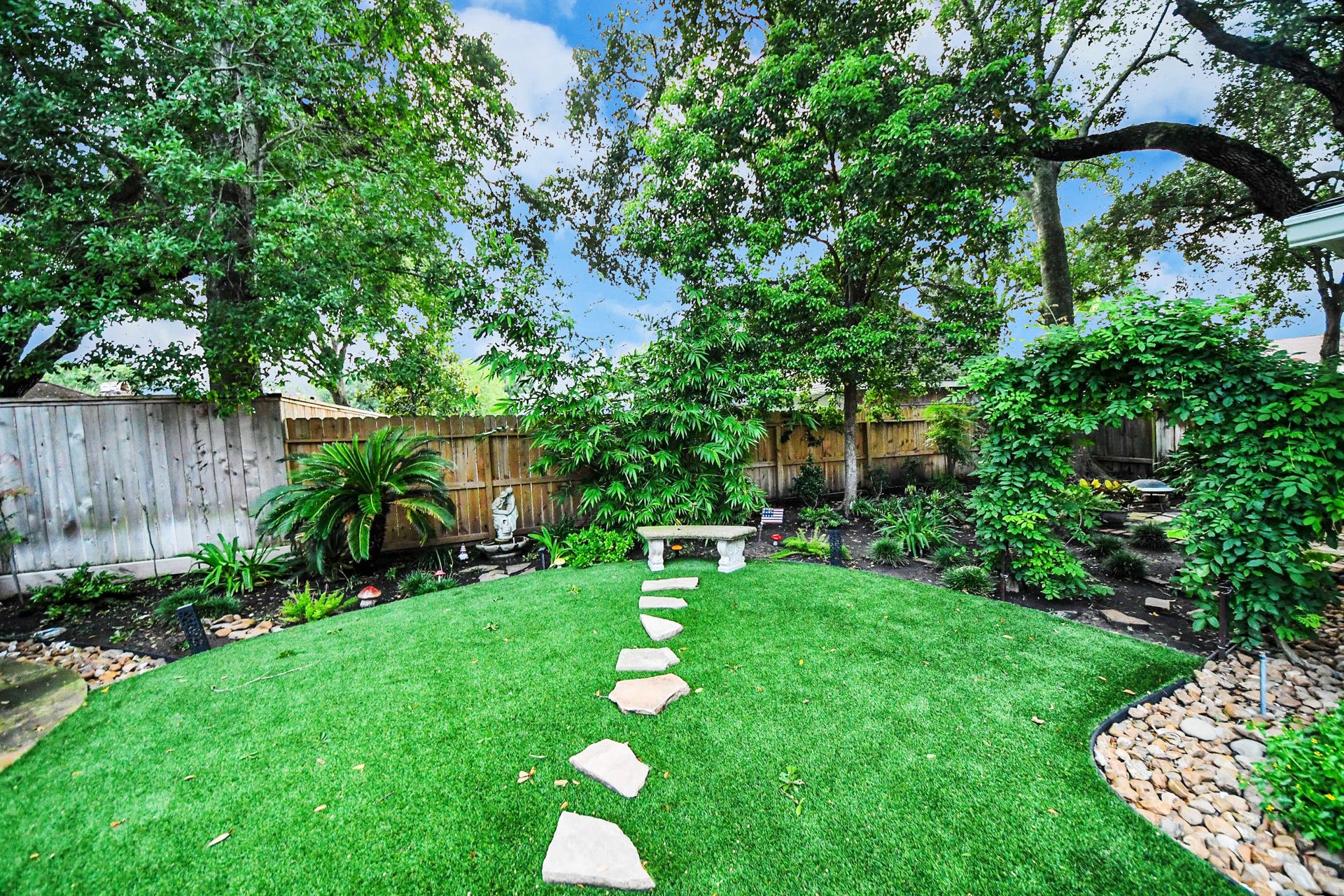 722 Chevy Chase Circle, Sugar Land, TX 77478 Lots of grass in the "secret garden" behind the garage.