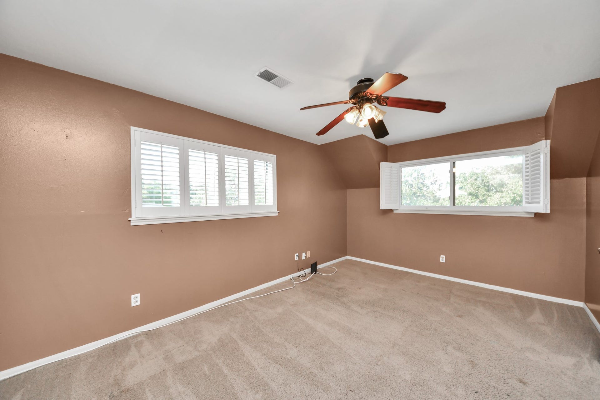722 Chevy Chase Circle, Sugar Land, TX 77478 Upstairs bedroom offers a generous footprint, multiple windows and plantation shutters.