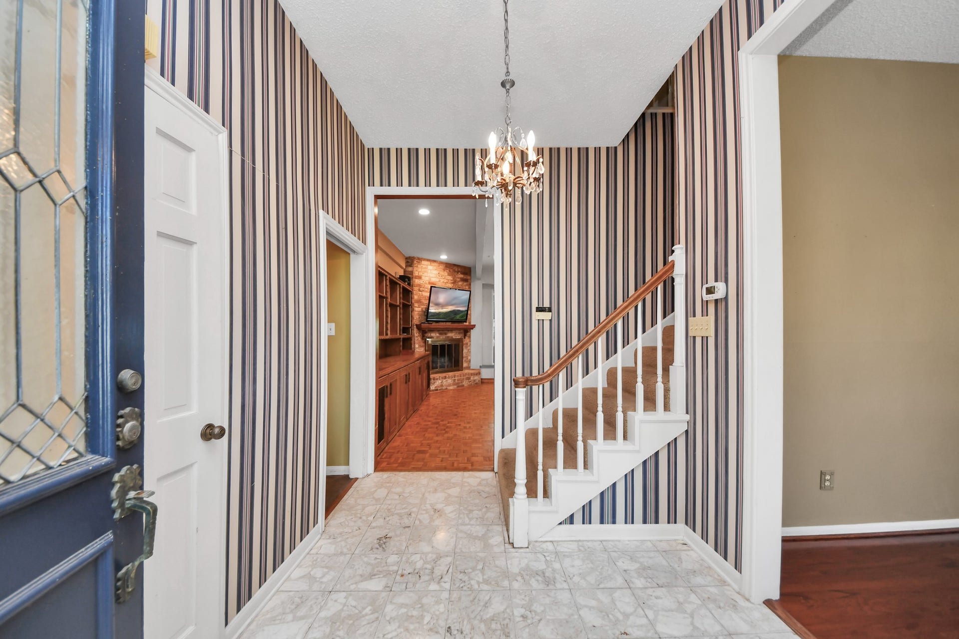 722 Chevy Chase Circle, Sugar Land, TX 77478 A welcoming entry with 10' ceilings sets the tone for a home with great bones, generous proportions and plenty of potential.