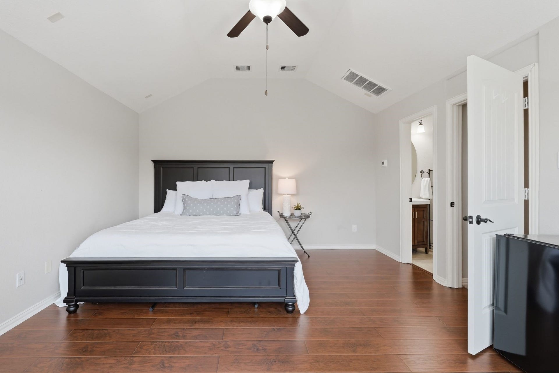 This room has a King size bed in it and still has plenty of room left!