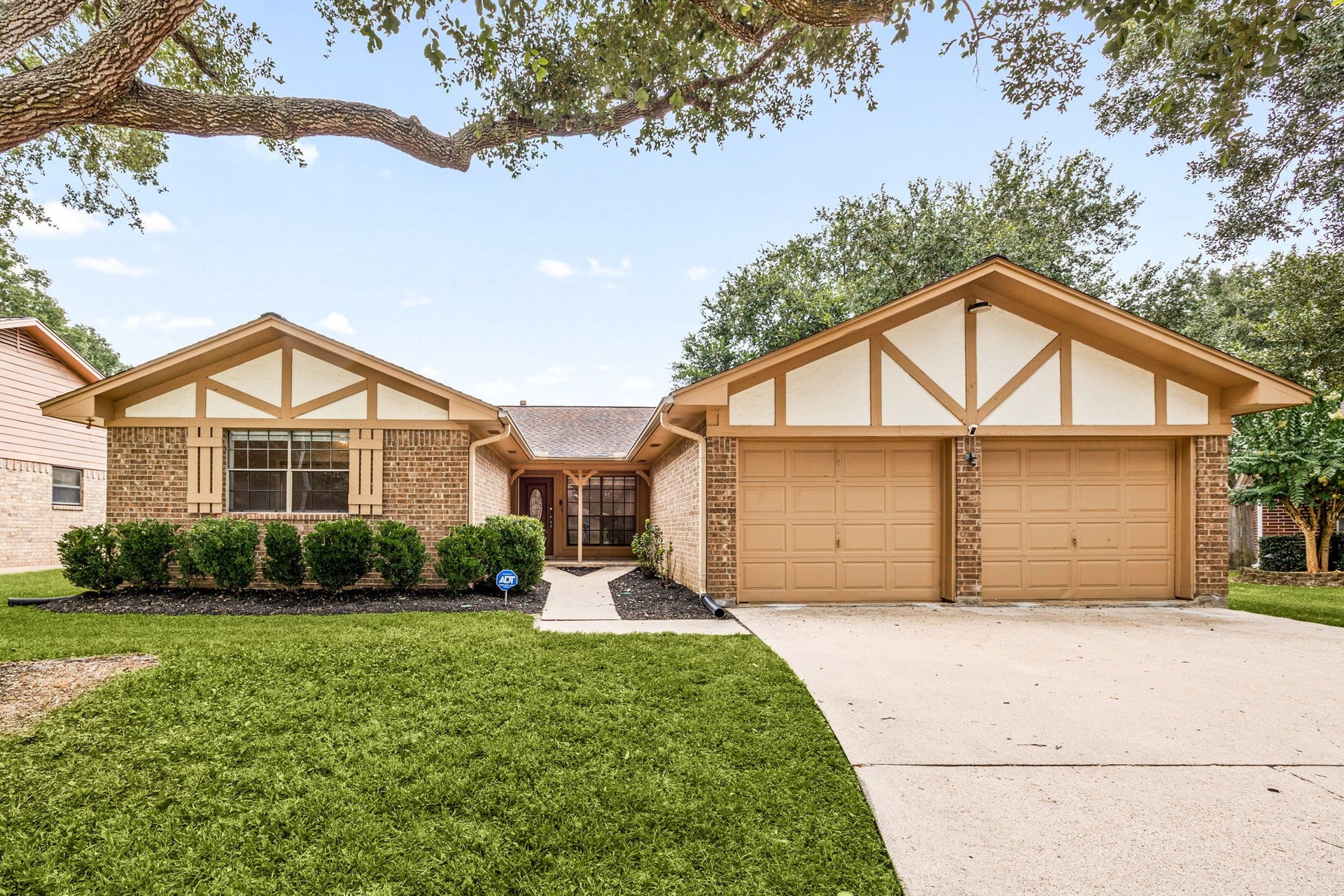 2019 Franklin Circle, Rosenberg, TX 77471 Welcome to 2019 Franklin Circle, a beautifully renovated home tucked on a quiet cul-de-sac in Cambridge Village. This move-in-ready home features an updated kitchen and baths, plus new flooring and fresh paint throughout.