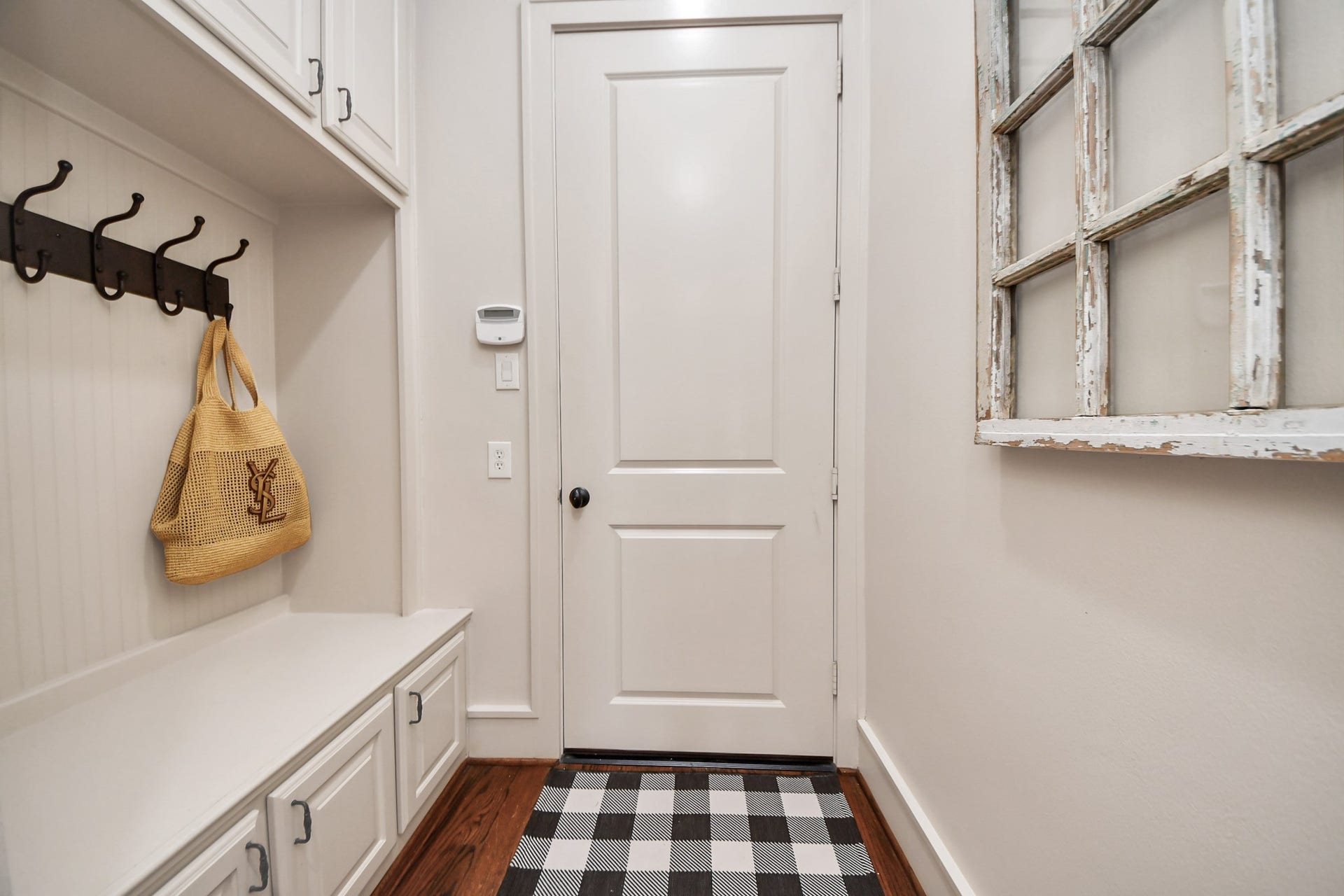 1406 Lake Pointe Parkway, Sugar Land, TX 77478 Mud space adjacent to garage - so convenient!