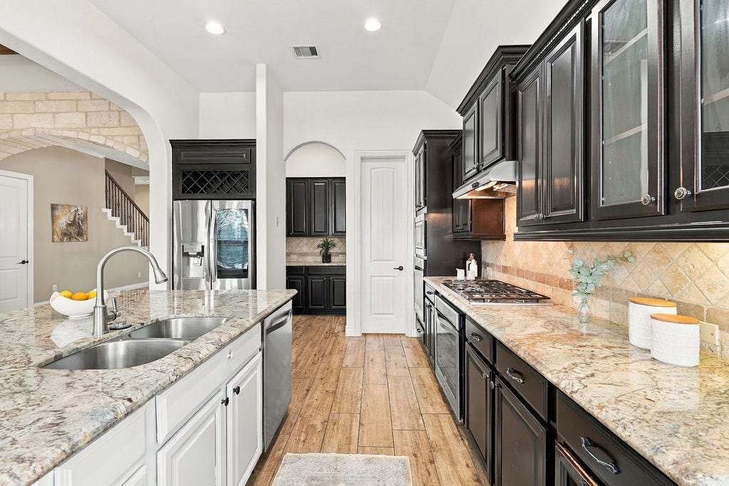 2936 Hawkins Creek Lane, League City, TX 77573 Endless counter space and cabinet storage in this spacious kitchen layout.