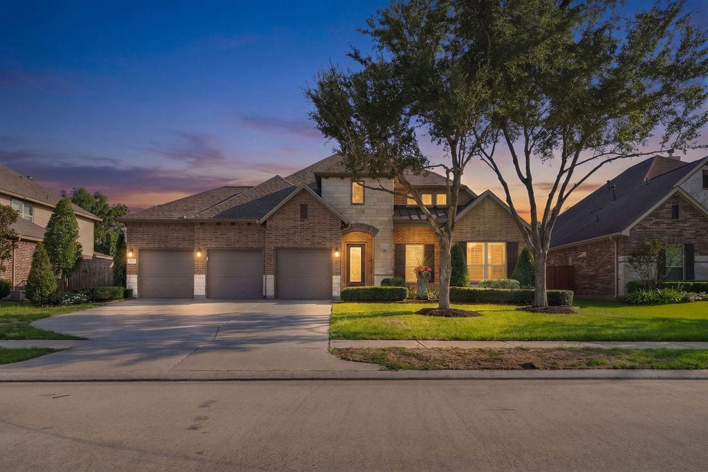 2936 Hawkins Creek Lane, League City, TX 77573 Welcome to 2936 Hawkins Creek Lane, located in the desirable Hidden Lakes community.