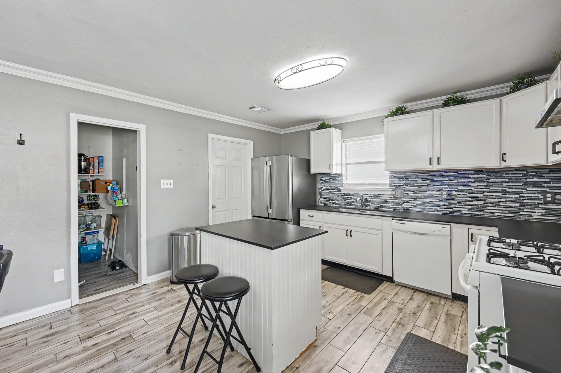 1115 Thomas Drive, Humble, TX 77338 1115 Thomas Drive, Humble, TX 77338