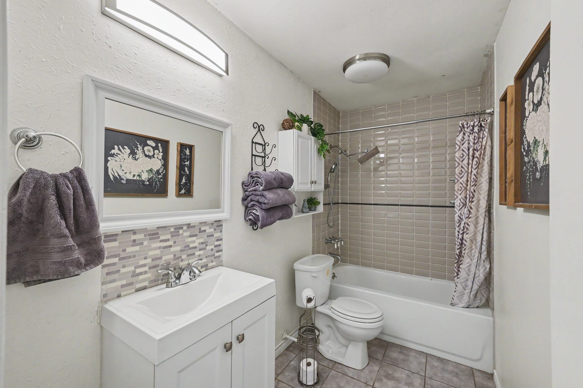 1115 Thomas Drive, Humble, TX 77338 Updated guest bathroom with modern finishes.