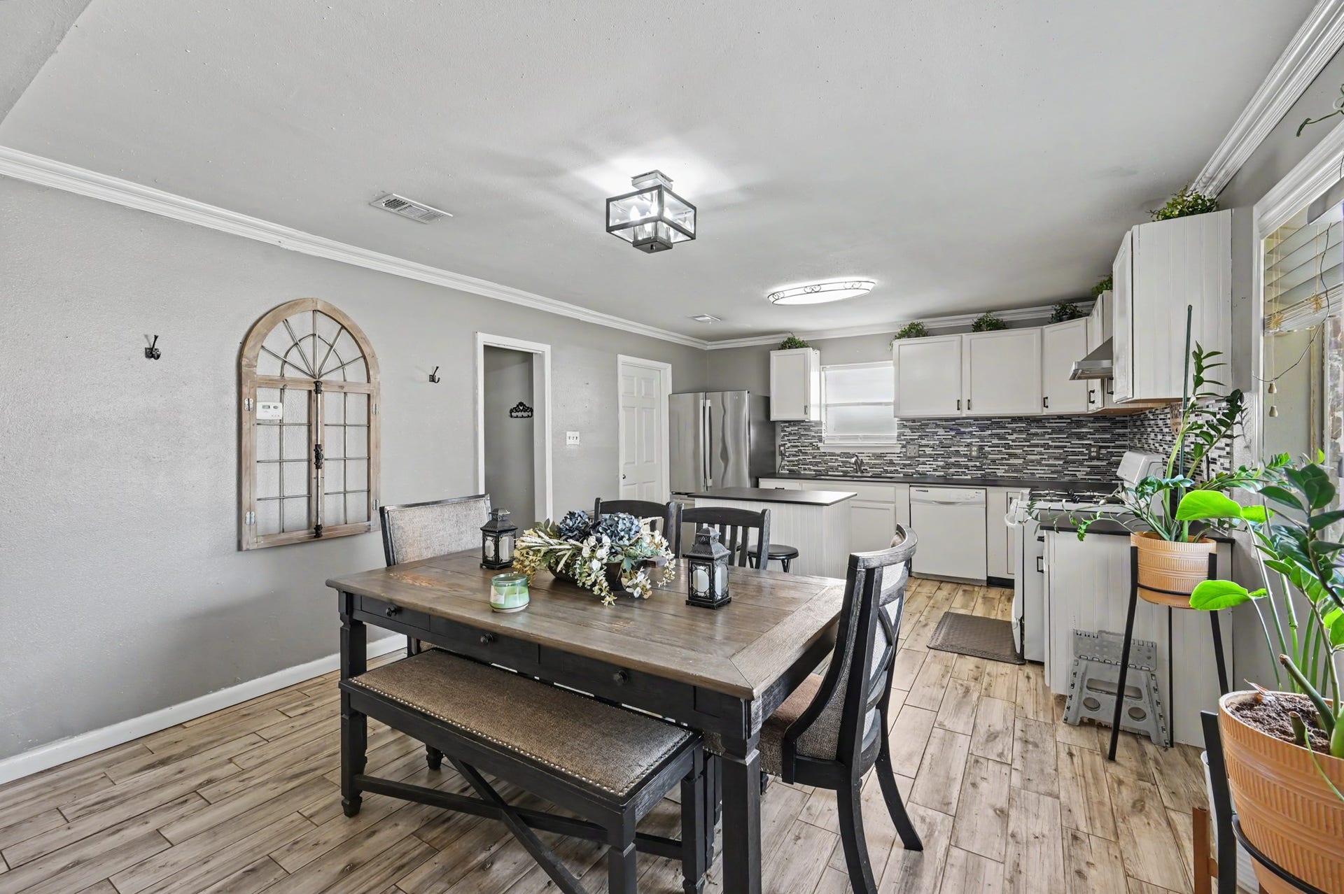 1115 Thomas Drive, Humble, TX 77338 Spacious kitchen and dining area combo.