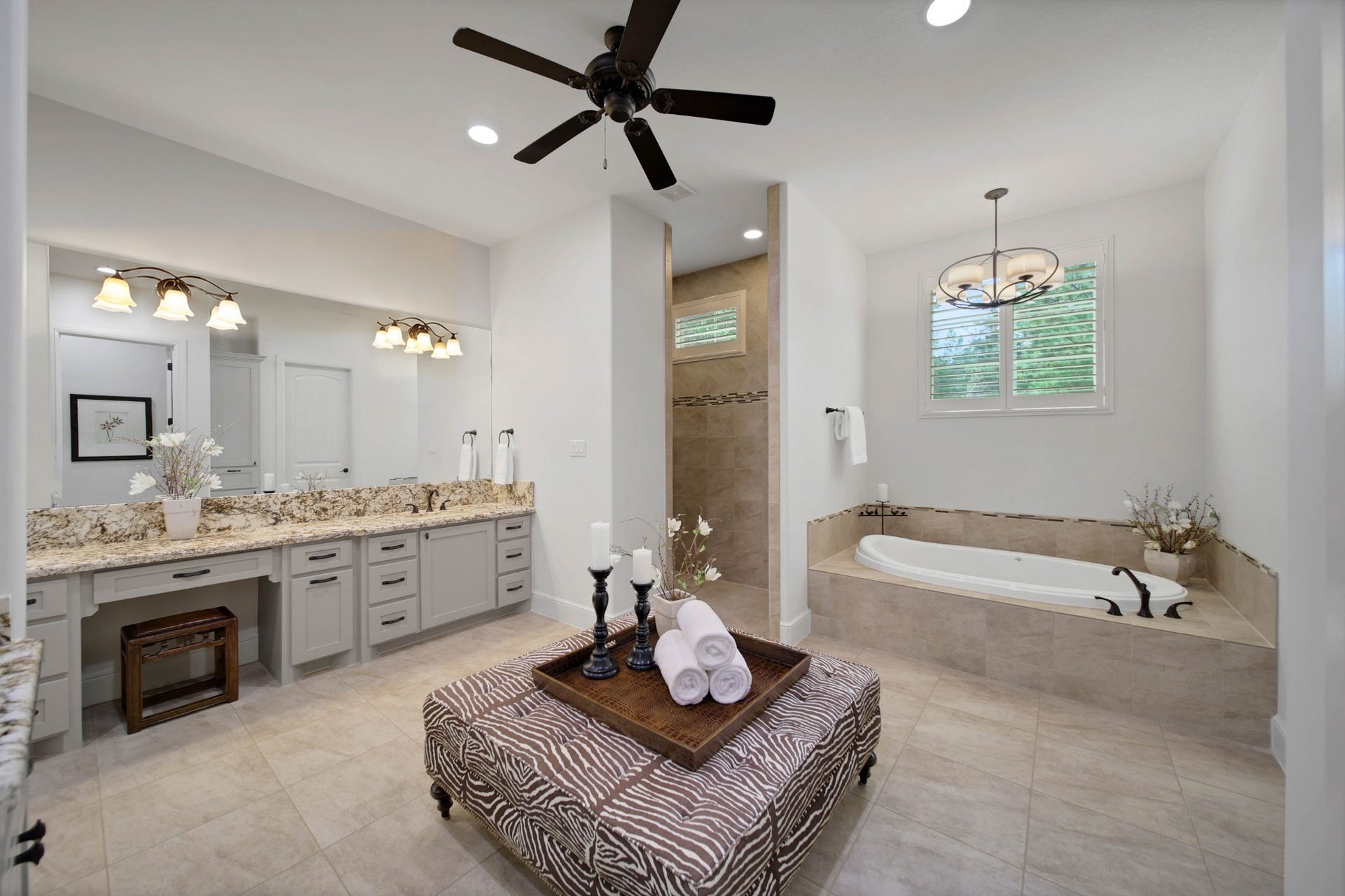 The day can begin at an unhurried pace or end with a long soak. A separate shower and soaking tub give the primary bath two distinct ways to unwind.