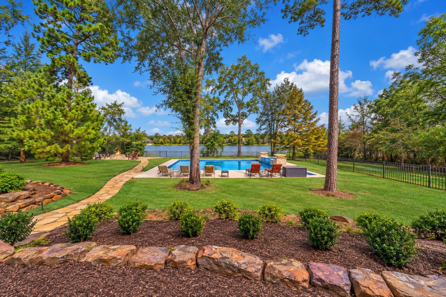 An ordinary afternoon takes a different shape here: a walk through the garden, a swim and a seat beside the water. The lake remains part of the view along the way.