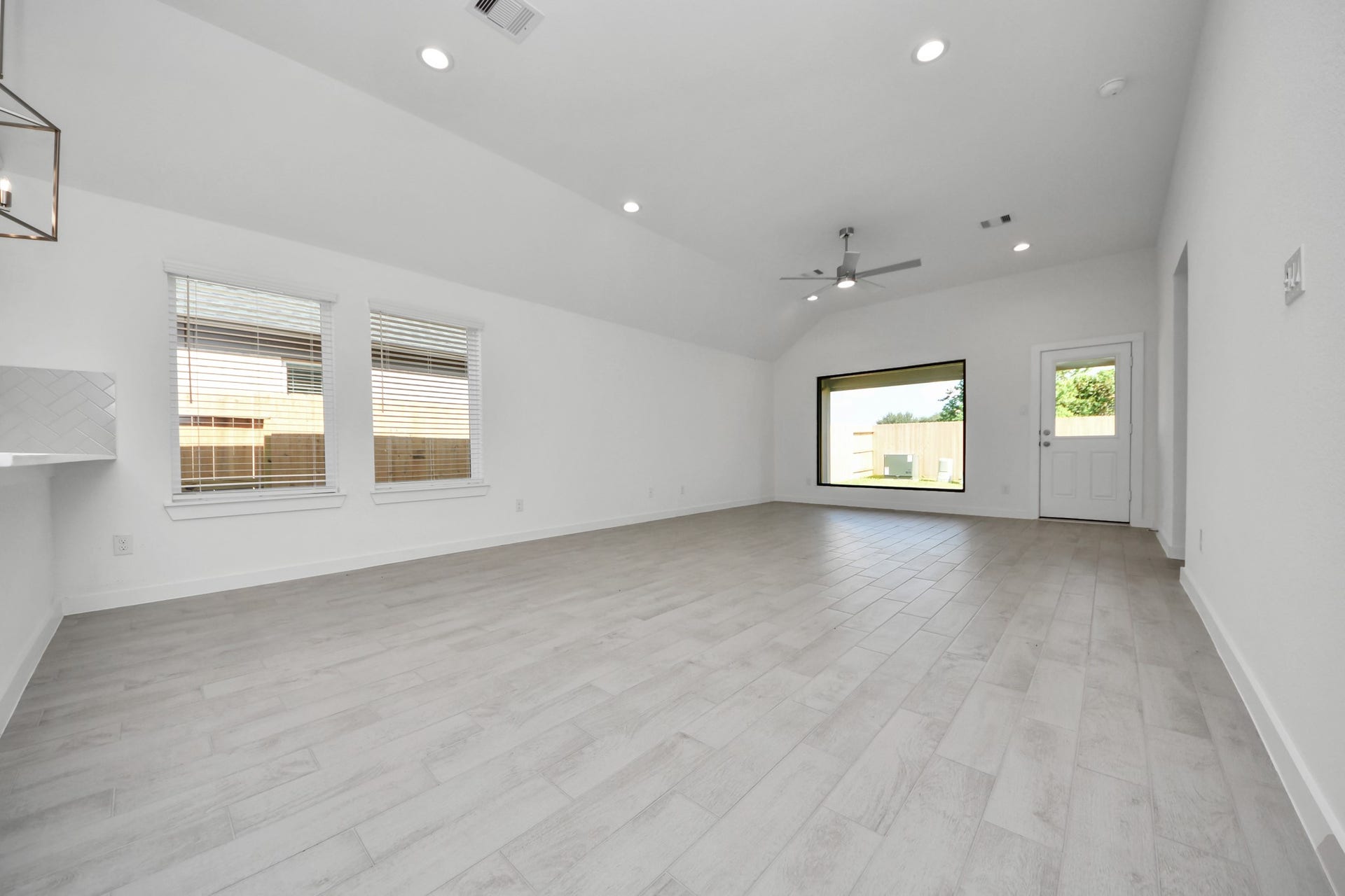 11015 Hosta Stream Drive, Houston, TX 77044 Welcome family and guests to your charming living room! With its high ceilings, recessed lighting, ceiling fan, custom paint, beautiful flooring, and large windows that let in abundant natural light, this room is perfect for gatherings. Sample photo of completed home with similar floor plan. Actual colors and selections may vary.