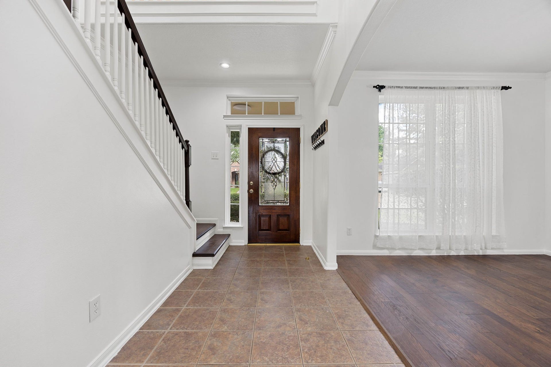 4730 Camden Brook Lane, Katy, TX 77494 Front entry and foyer offering a bright, open feel with easy access to the adjoining dining and living spaces.