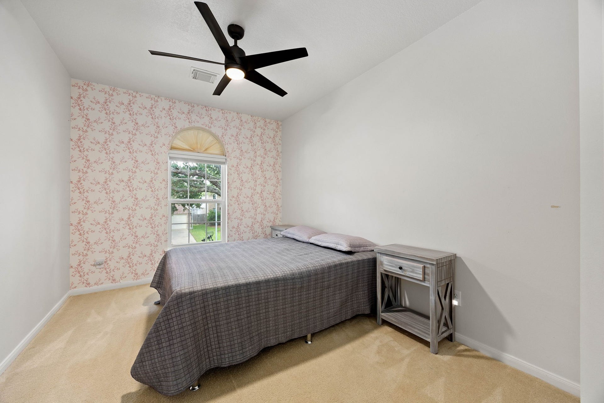 4730 Camden Brook Lane, Katy, TX 77494 Secondary bedroom featuring a ceiling fan, natural light, and comfortable space for bedroom furnishings.