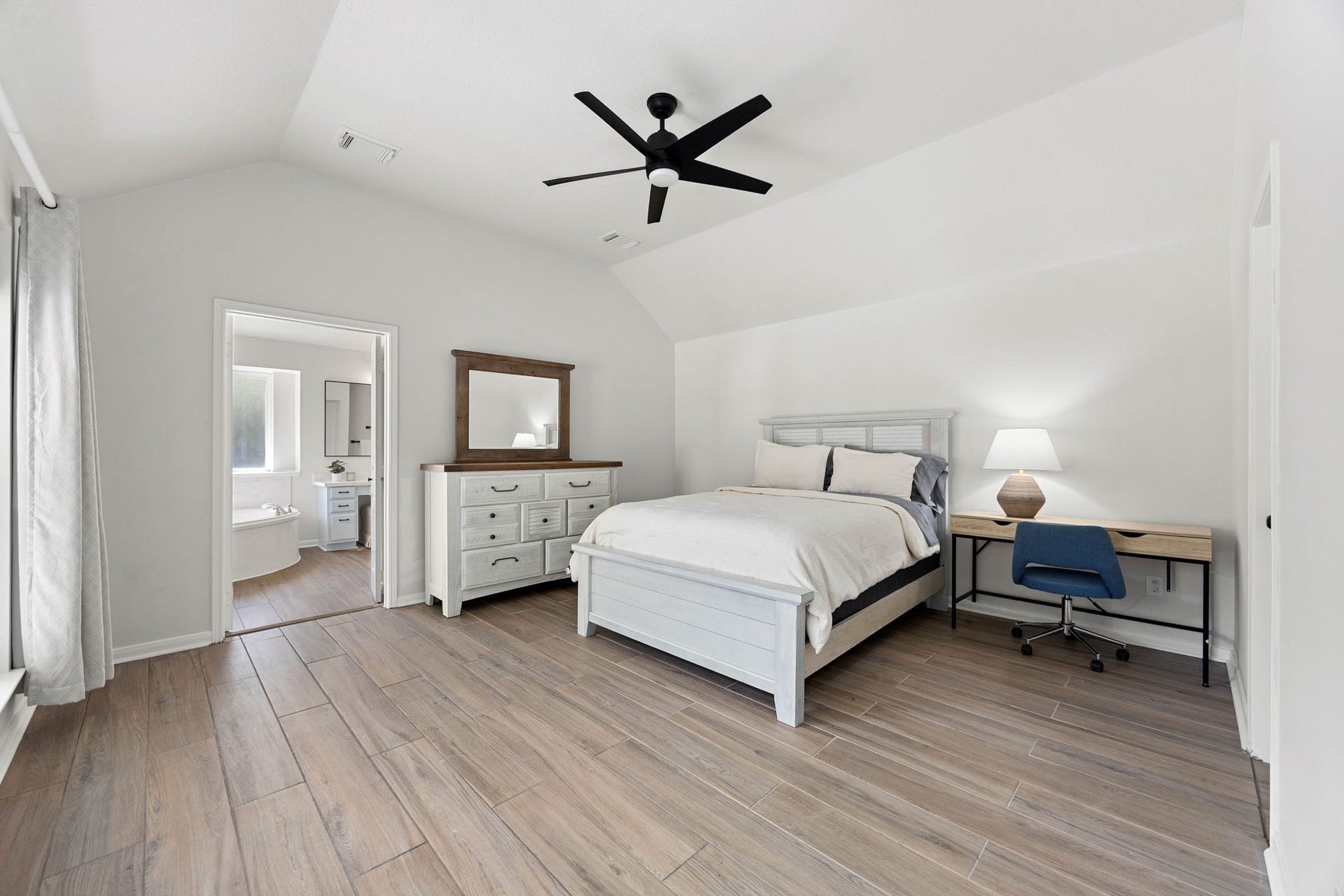 4730 Camden Brook Lane, Katy, TX 77494 Spacious primary bedroom featuring a tray ceiling, ceiling fan, neutral finishes, and room for additional furnishings.