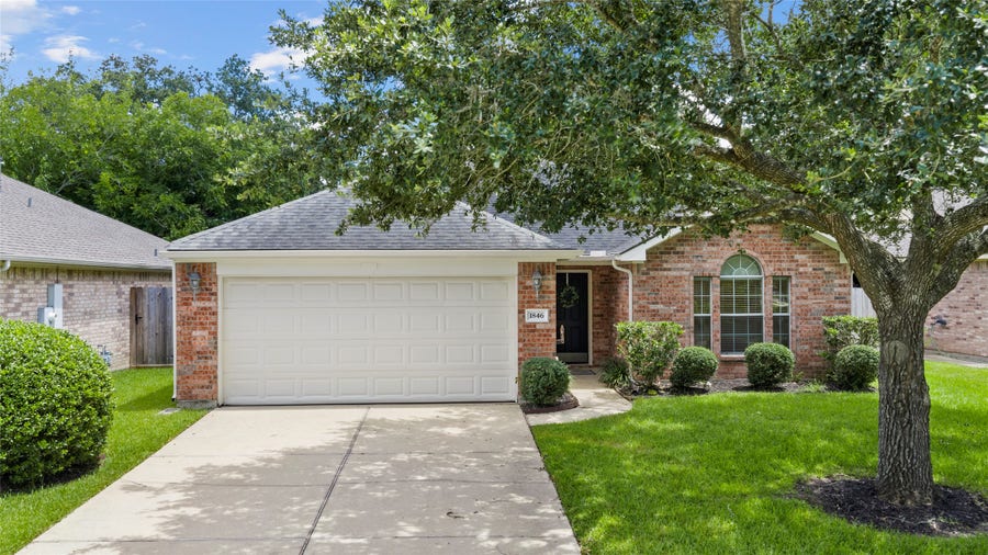 Property photo for 1846 Sherwood Forest Circle, League City, TX