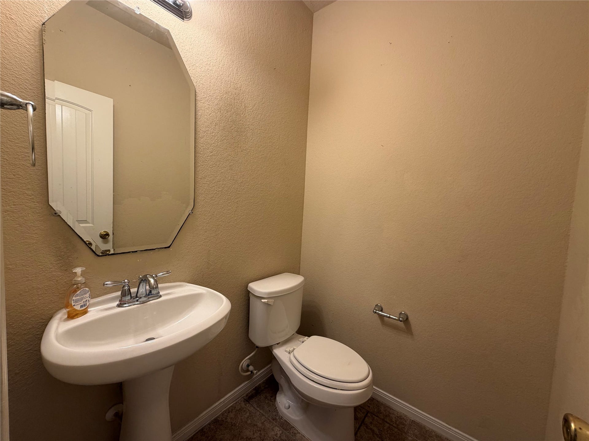 2810 Seabold Drive, Missouri City, TX 77459 Half bathroom downstairs