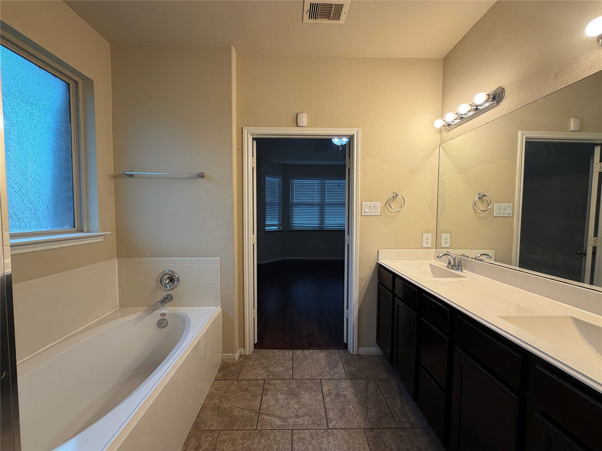 2810 Seabold Drive, Missouri City, TX 77459 Master bathroom w/two sinks