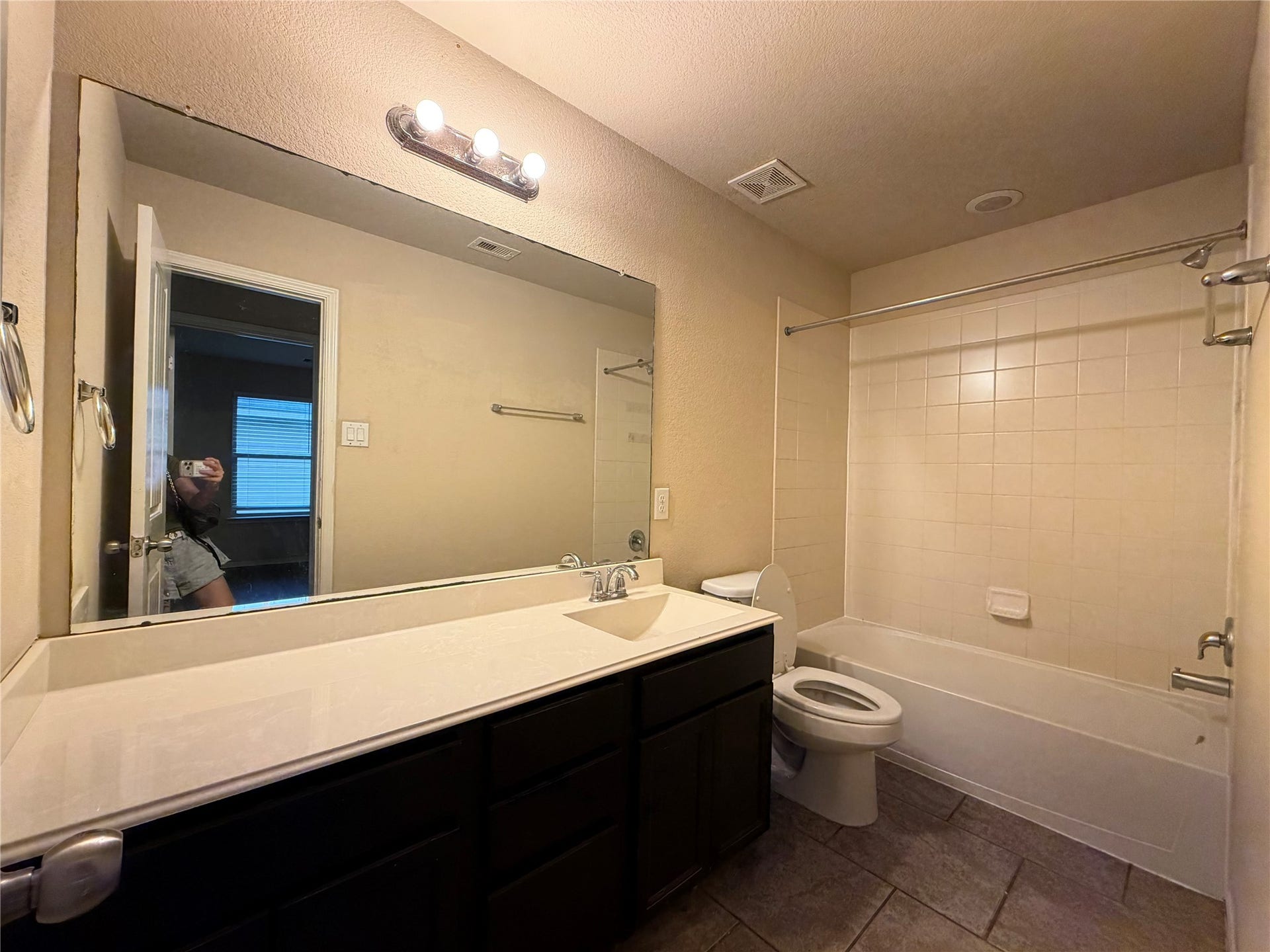 2810 Seabold Drive, Missouri City, TX 77459 Second full bathroom