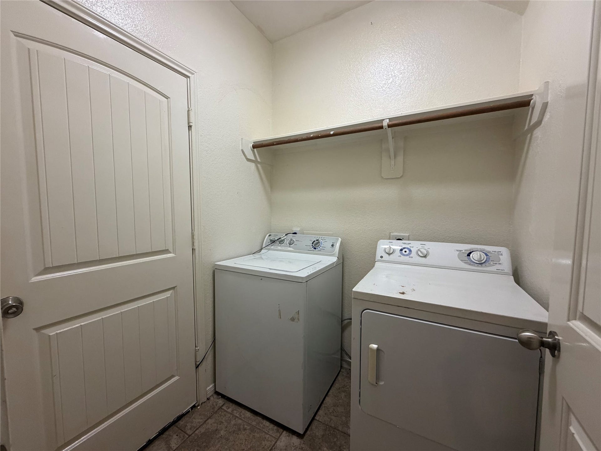 2810 Seabold Drive, Missouri City, TX 77459 Laundry room w/washer & dryer