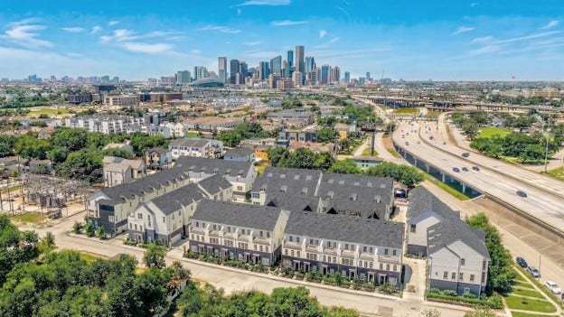 737 Bringhurst Street, Houston, TX 77020 The Upper East River community against the backdrop of the amazing Downtown Houston skyline with I-10 on the right.