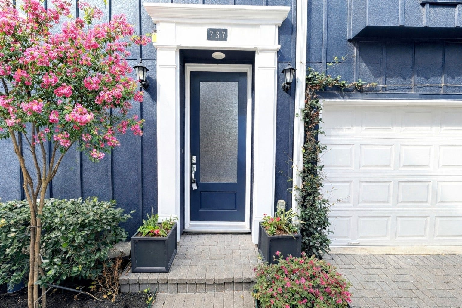737 Bringhurst Street, Houston, TX 77020 Such presence!
