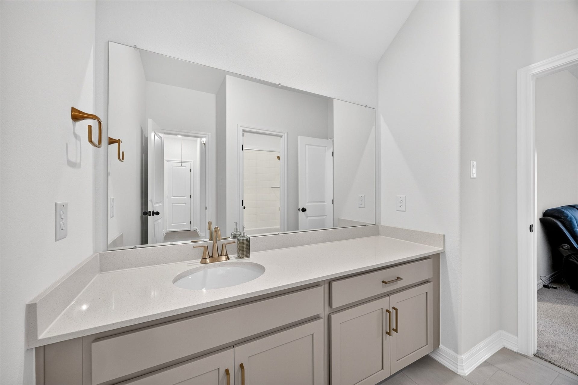 27539 Aster Green, Katy, TX 77493 Upstair bathroom