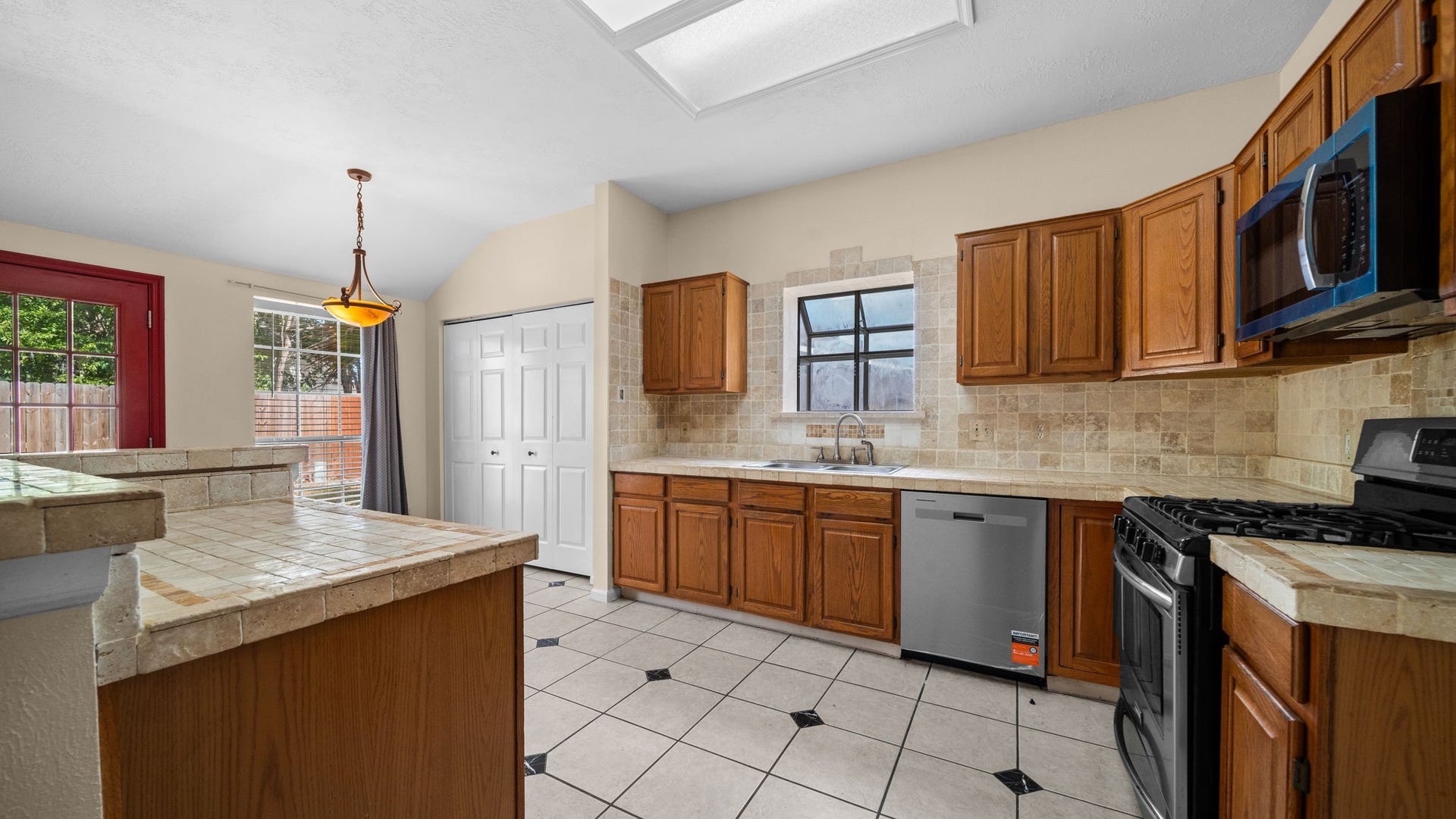 7035 Redwood Falls Drive, Pasadena, TX 77505 7035 Redwood Falls Drive, Pasadena, TX 77505