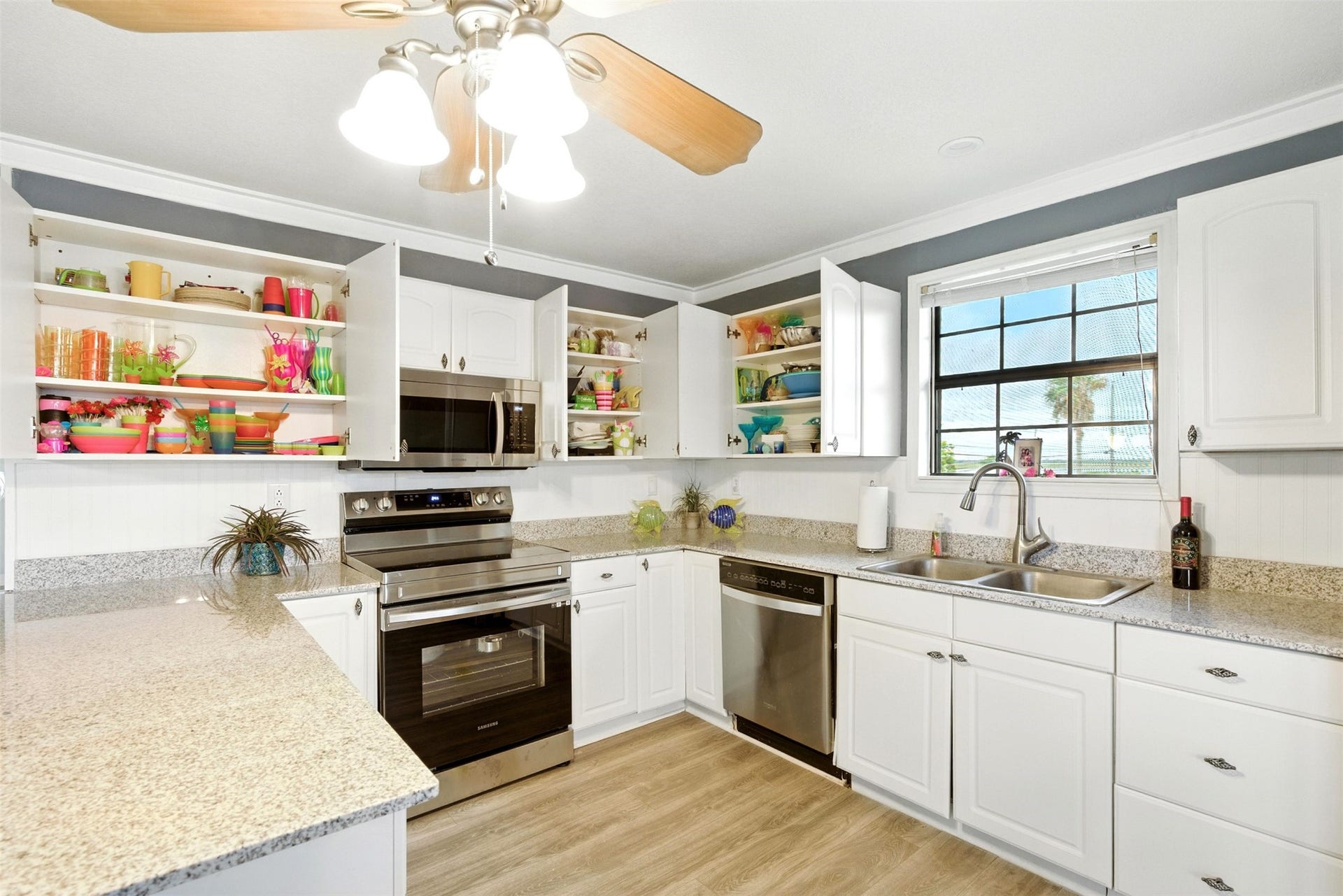 7215 Beau Rue Street, Hitchcock, TX 77563 kitchen is fully stocked with festive dishes that are all included