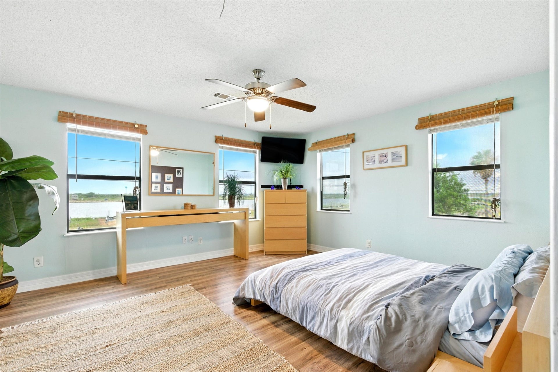 7215 Beau Rue Street, Hitchcock, TX 77563 primary bedroom