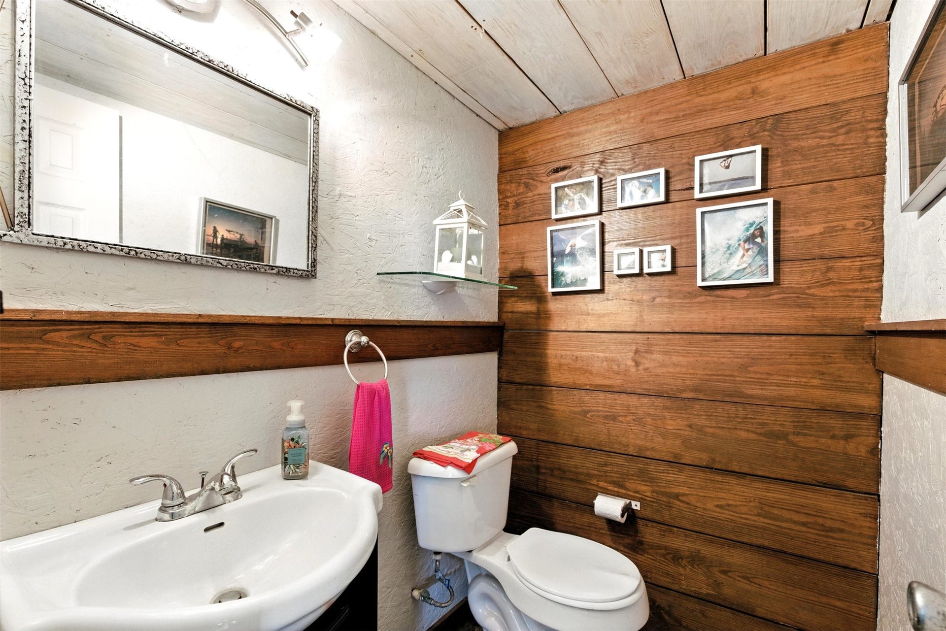 7215 Beau Rue Street, Hitchcock, TX 77563 bathroom on lower level