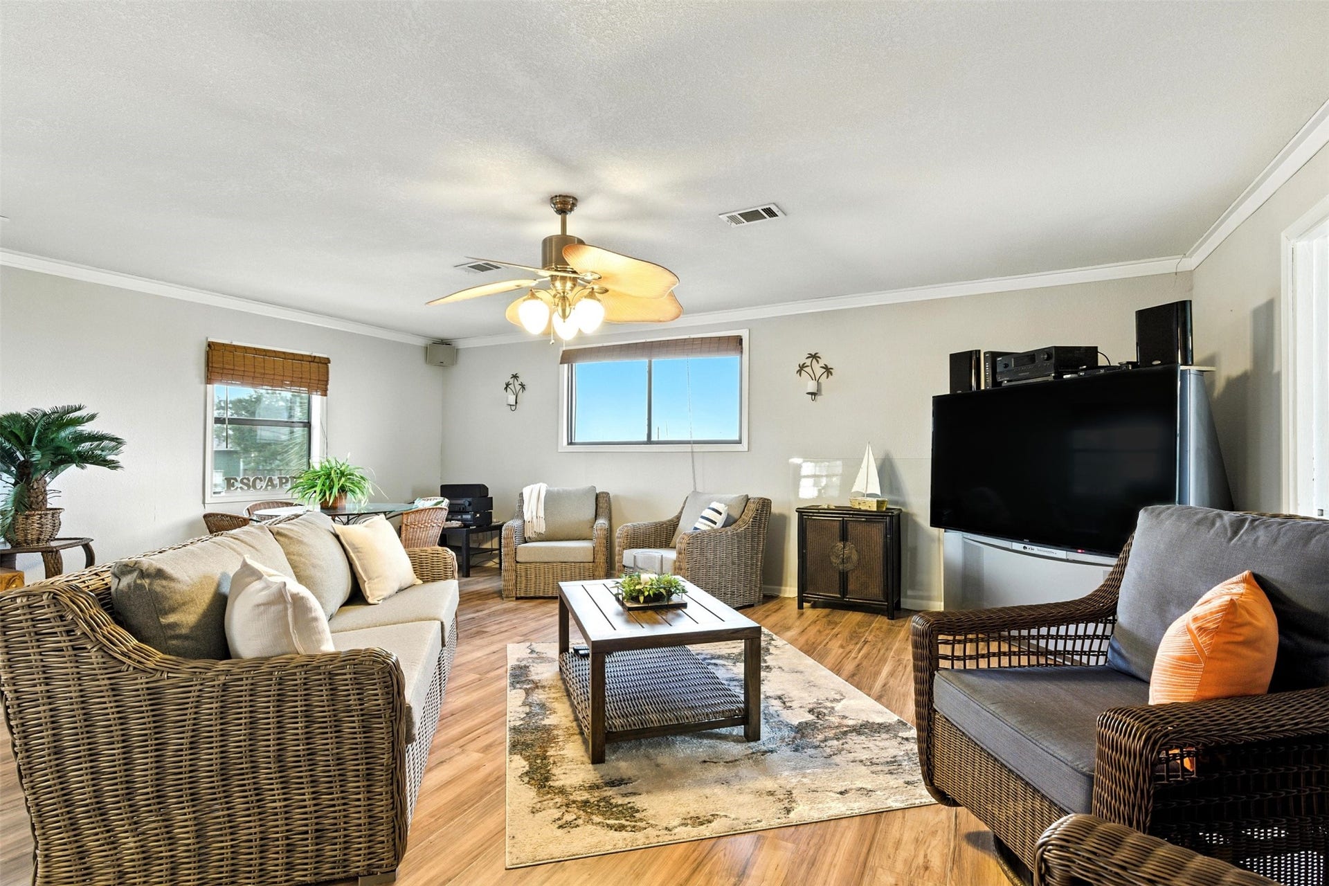 7215 Beau Rue Street, Hitchcock, TX 77563 spacious family room with all furnishings included
