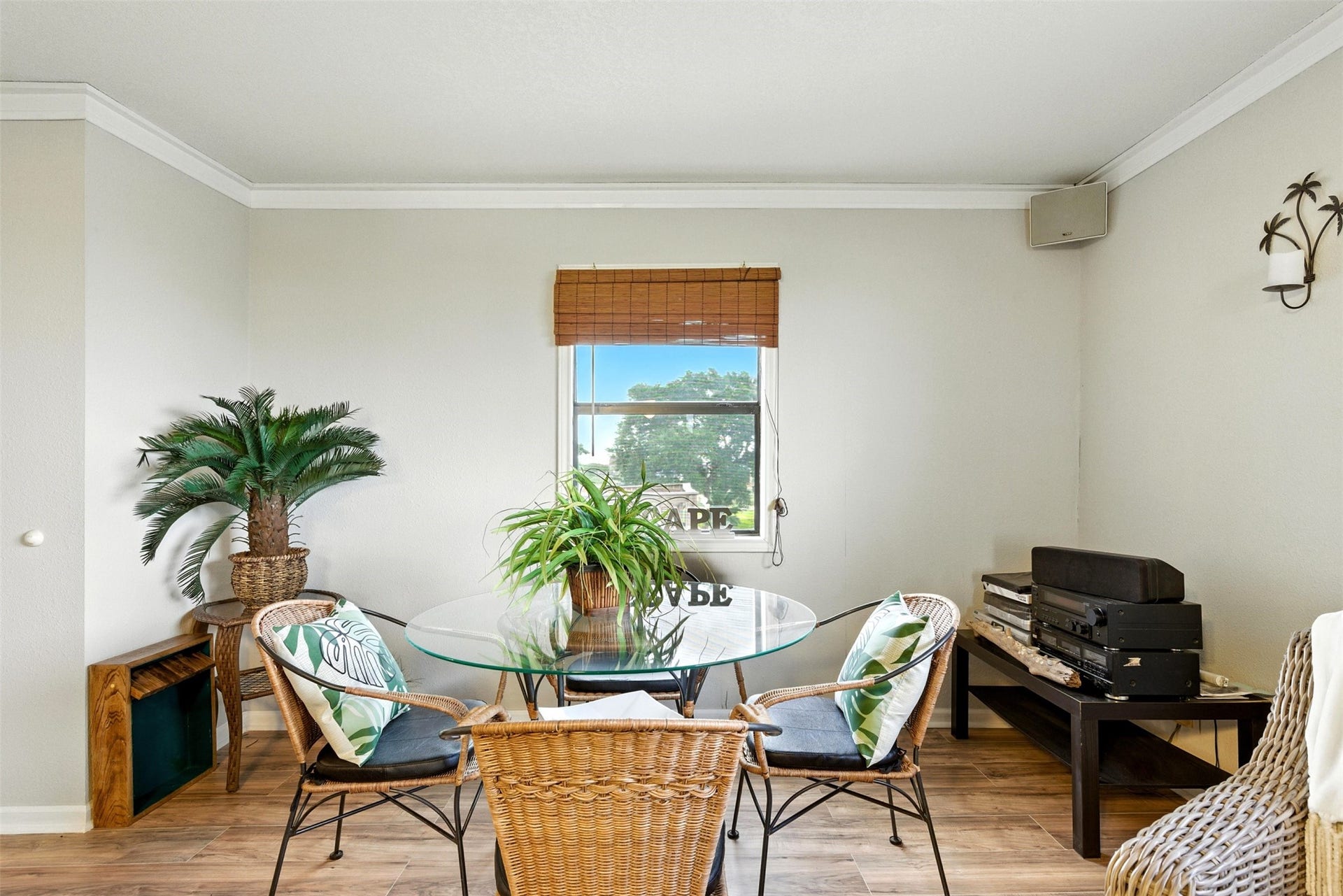 7215 Beau Rue Street, Hitchcock, TX 77563 breakfast area