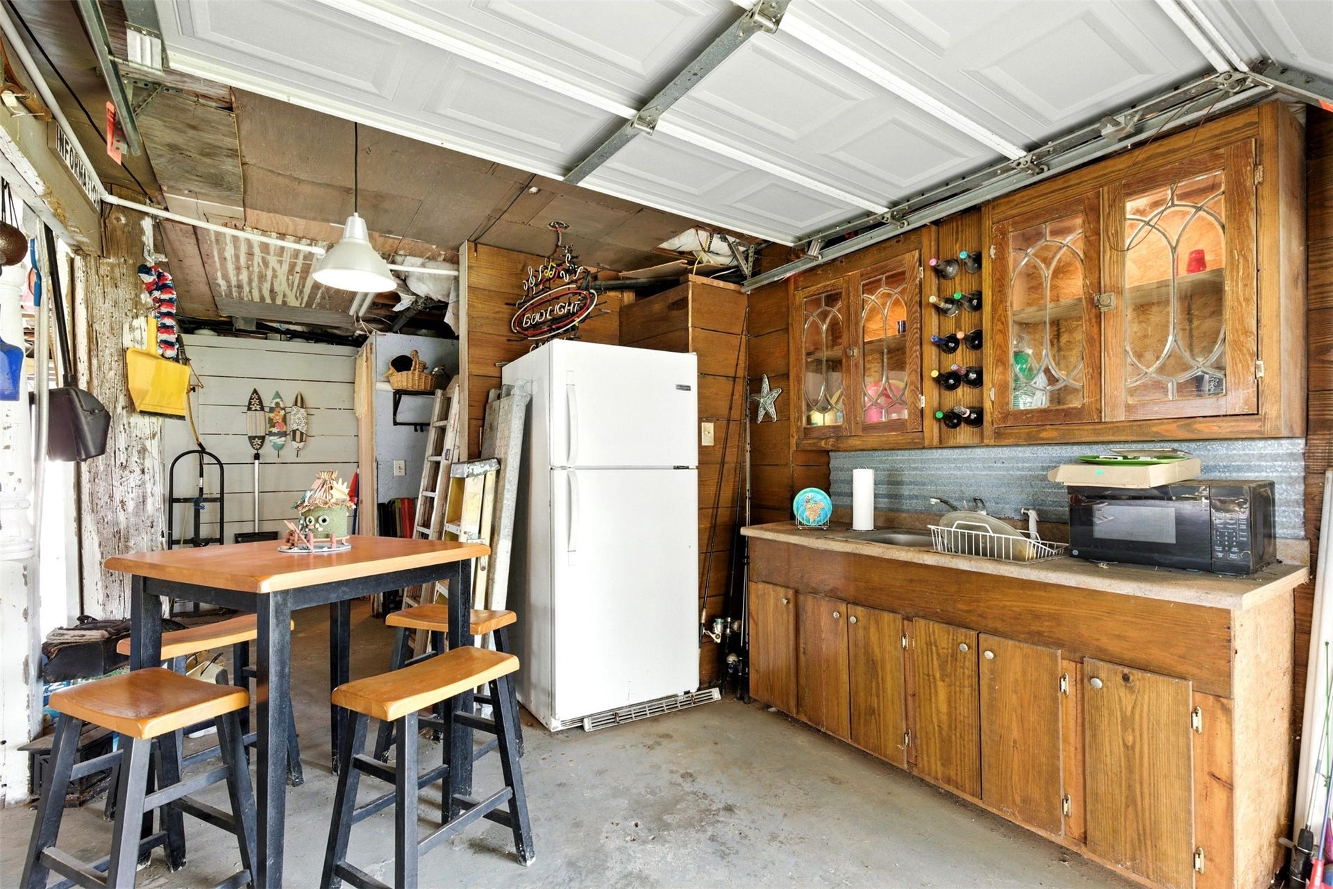 7215 Beau Rue Street, Hitchcock, TX 77563 bar, fridge, all included