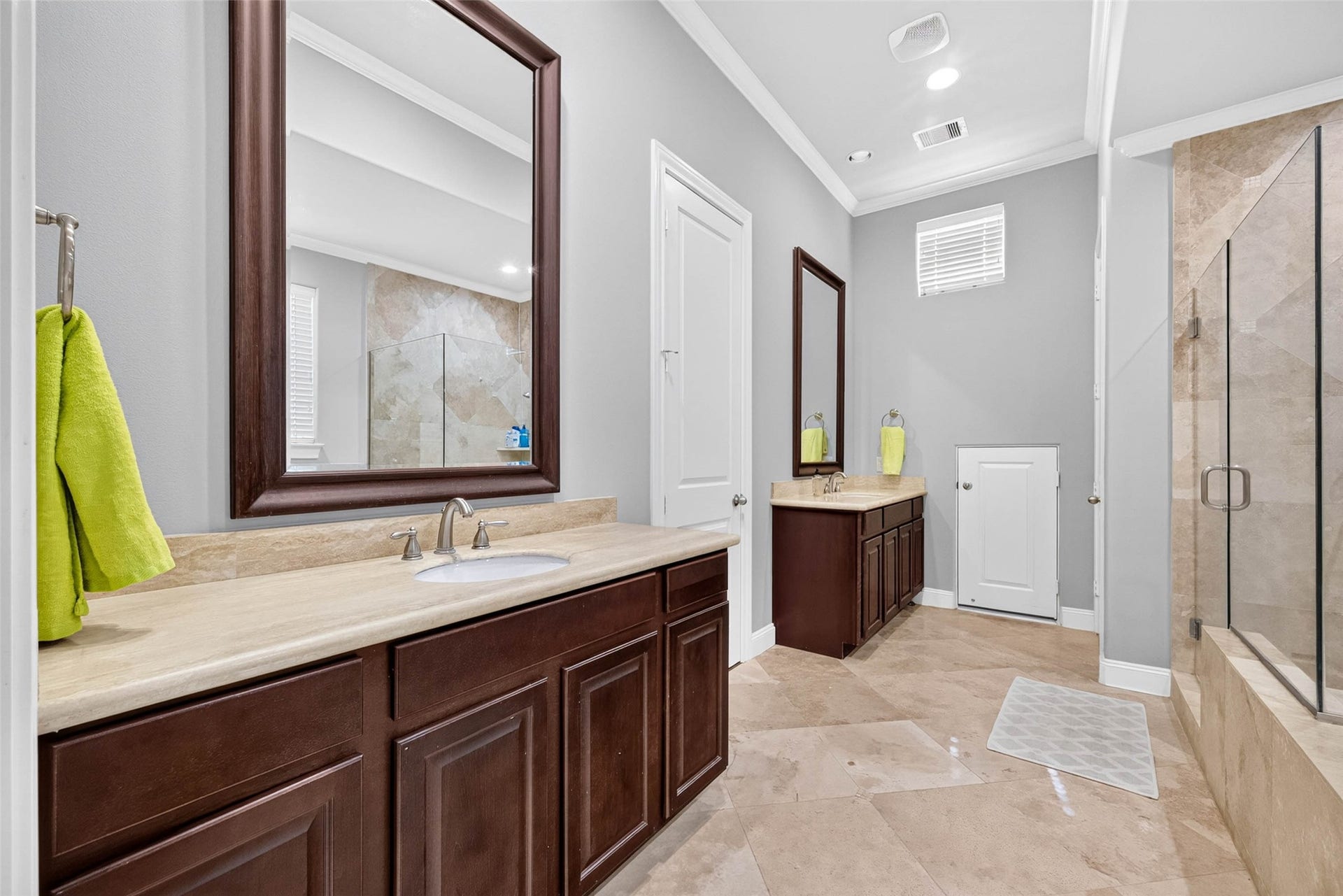 1207 Welch Street, Houston, TX 77006 The primary ensuite offers a comfortable, functional space to start and end your day.
