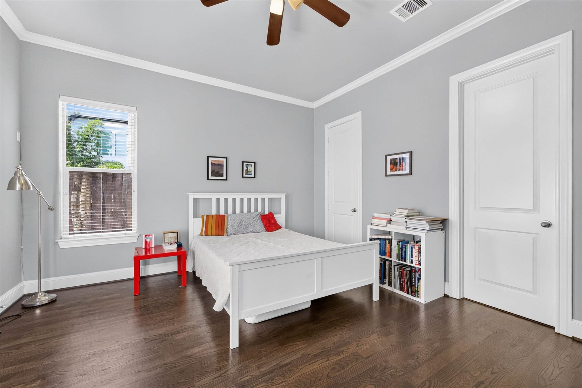 1207 Welch Street, Houston, TX 77006 Another secondary bedroom with its own direct access to the backyard.