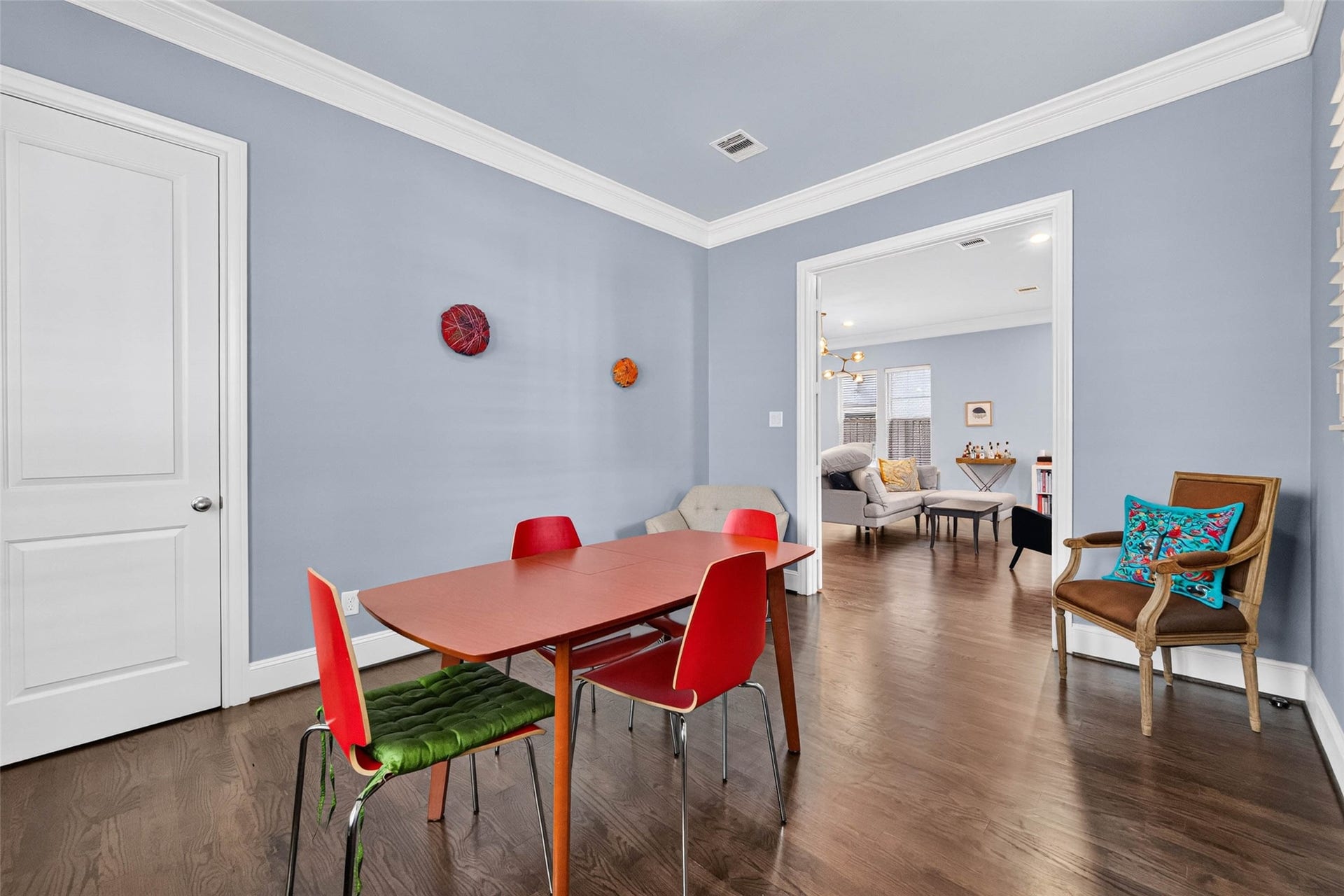 1207 Welch Street, Houston, TX 77006 A versatile room just off the living area, currently used as a dining room but easily adaptable to a home office, guest room, or additional flex space. A sizable closet provides convenient extra storage.