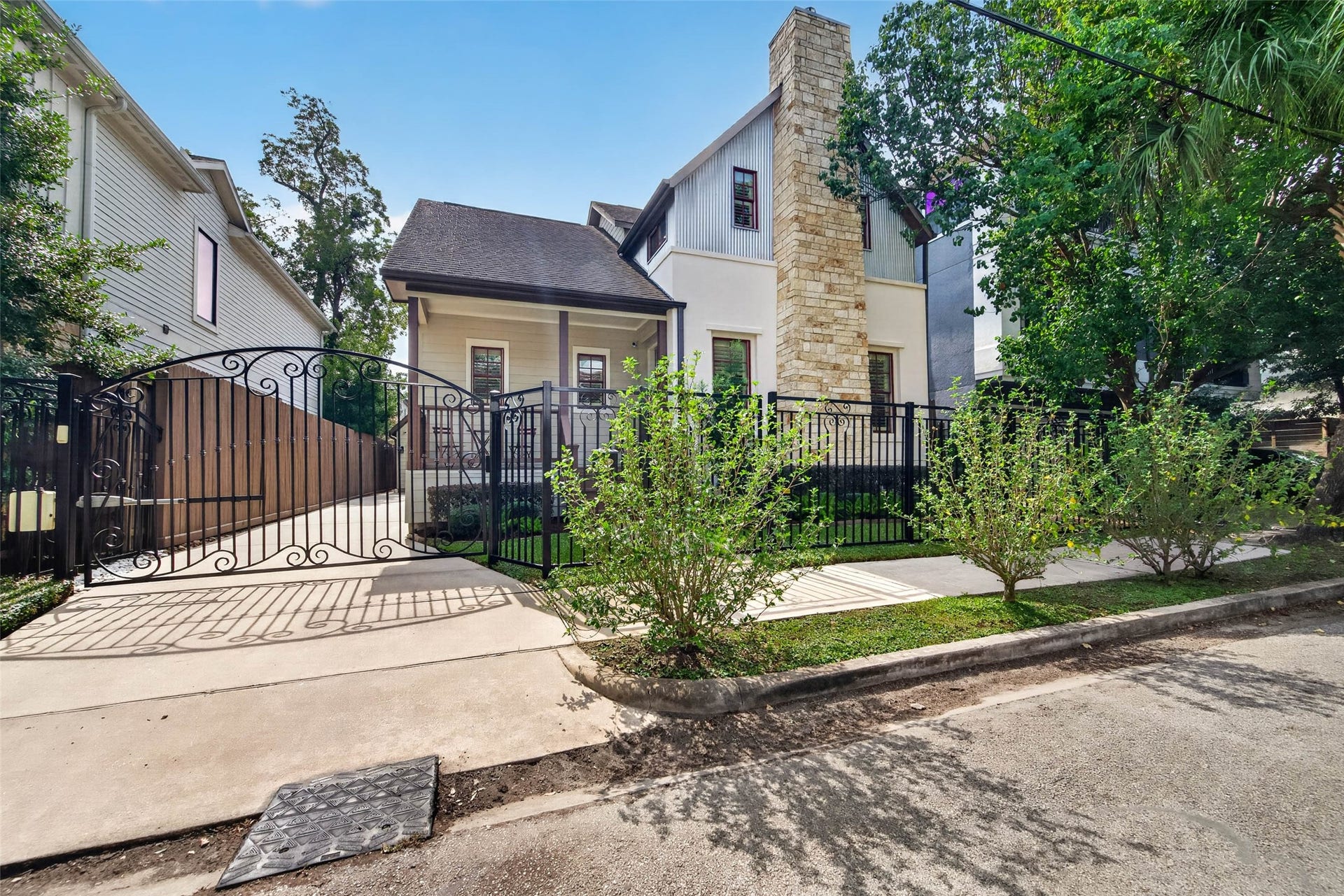 1207 Welch Street, Houston, TX 77006 Be sure to stop by and see all that this charming Montrose home has to offer. With its thoughtful layout, flexible spaces, and inviting backyard, it just might check every box on your list!