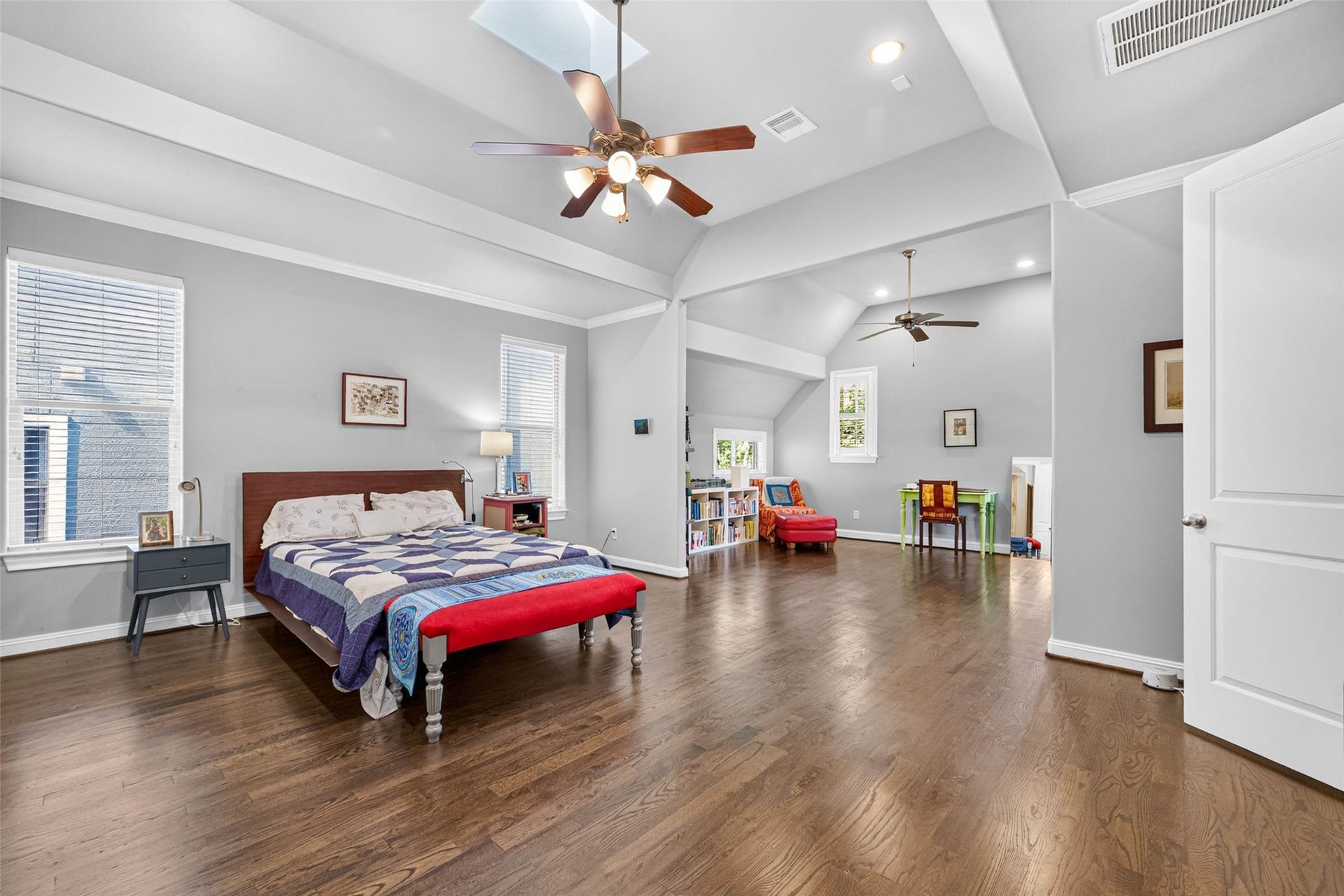 1207 Welch Street, Houston, TX 77006 Step into the spacious, light-filled primary bedroom, offering a comfortable and inviting retreat to unwind at the end of the day.