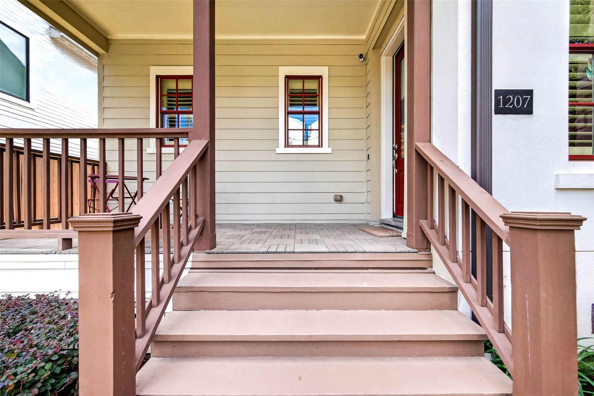 1207 Welch Street, Houston, TX 77006 An inviting front porch with plenty of room to sit back, relax, and enjoy the charm of the neighborhood. A welcoming extension of the home that makes the perfect spot for morning coffee or unwinding at the end of the day.