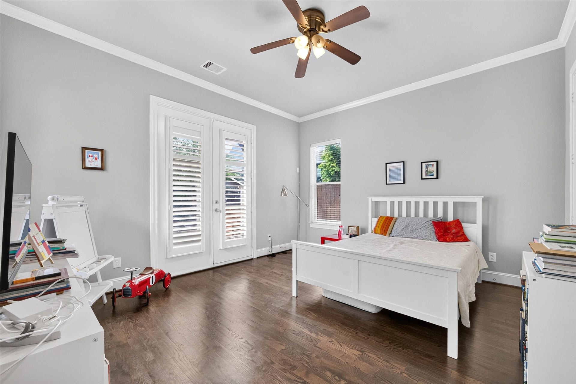 1207 Welch Street, Houston, TX 77006 Another angle of this generously sized bedroom.